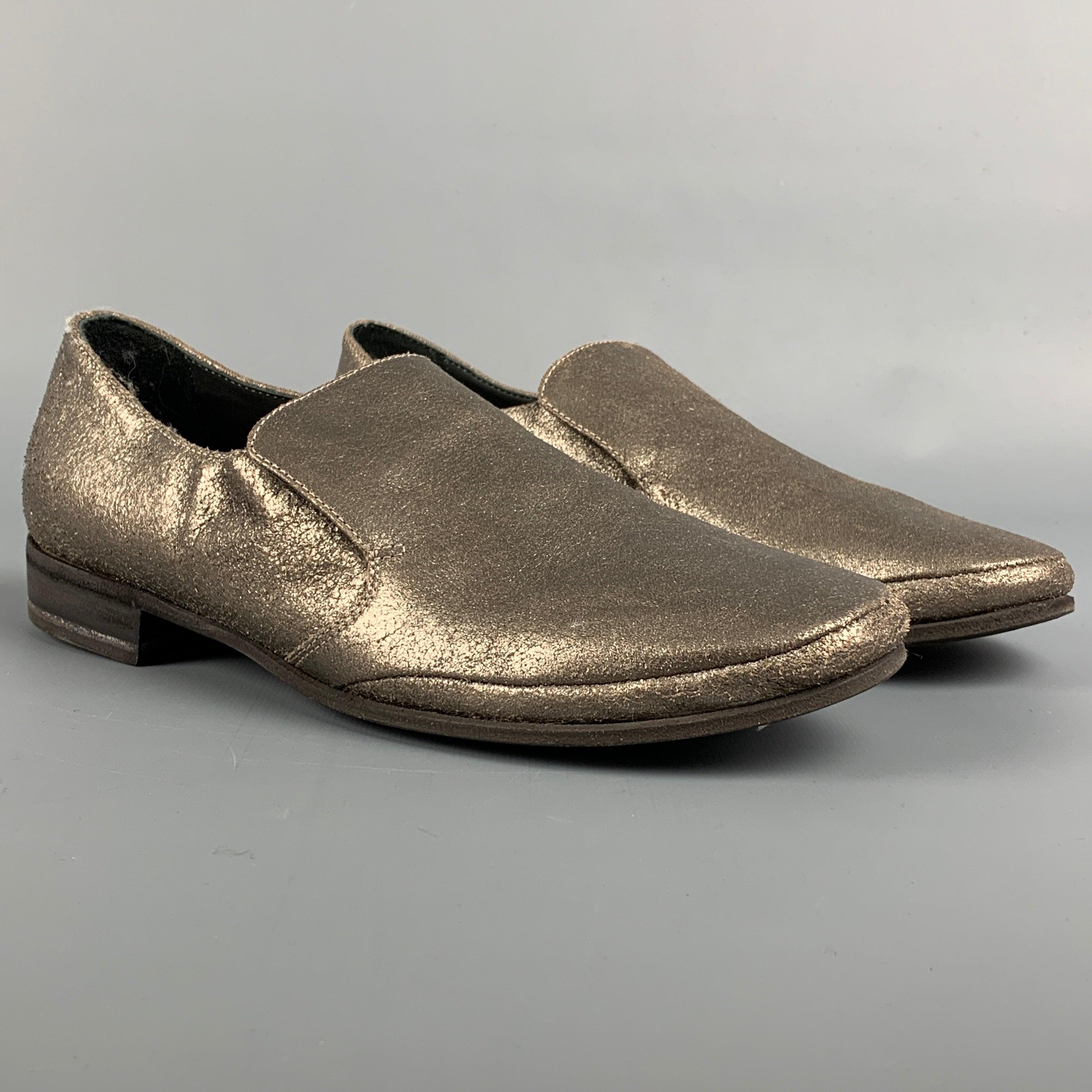 BRUNELLO CUCINELLI flats comes in a silver crackled leather featuring a slip on style and a short chunky heel. Includes dustbag. Made in Italy.
Very Good Pre-Owned Condition. 

Marked:   37Outsole: 10 inches  x 3 inches  
  
  
 
Reference: