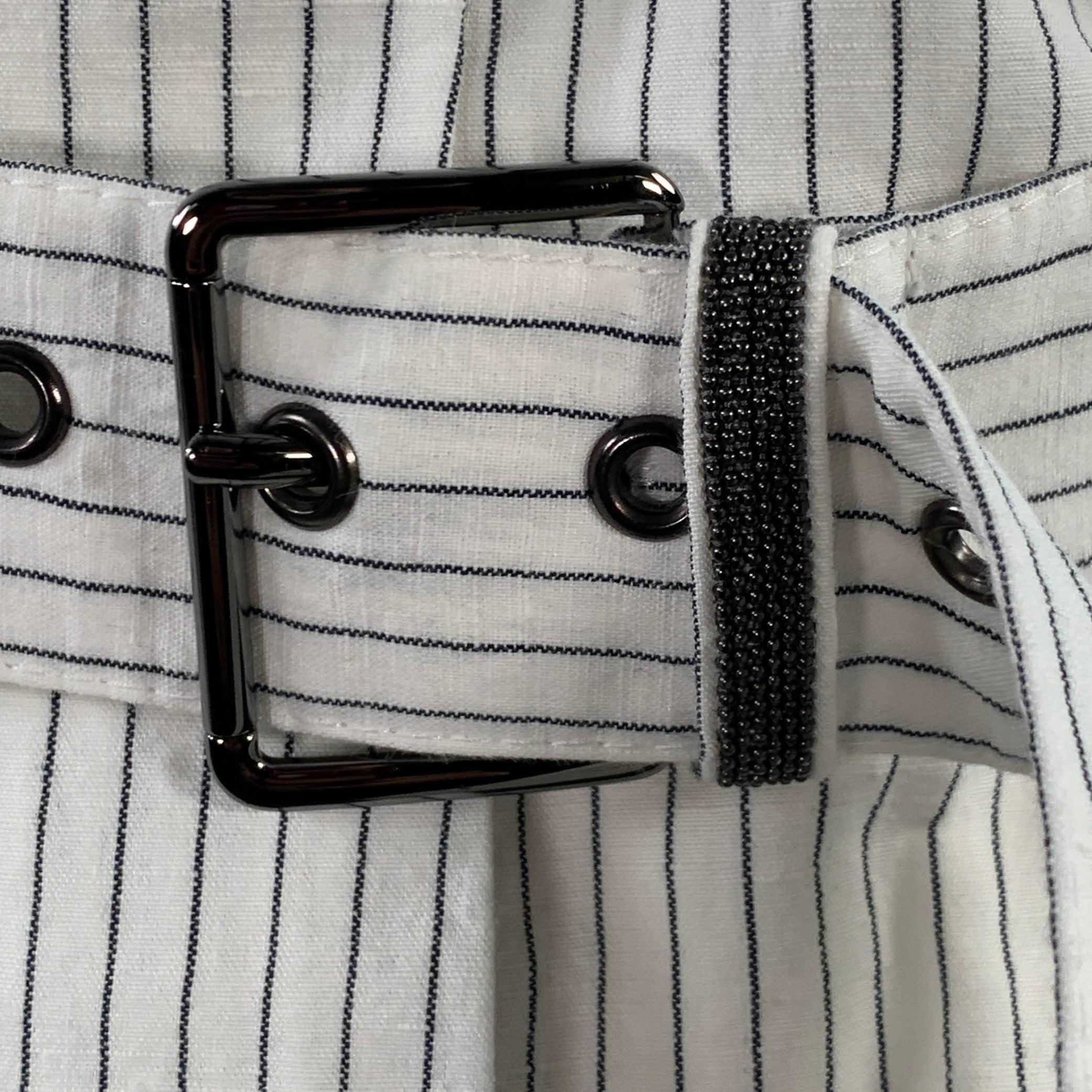 Short BRUNELLO CUCINELLI
dans un mélange de coton et de lin blanc et noir, avec un motif à rayures, quatre grandes poches (deux plaquées, deux coulissantes), et une fermeture à glissière avec ceinture (avec détails en perles de monili). Fabriqué en