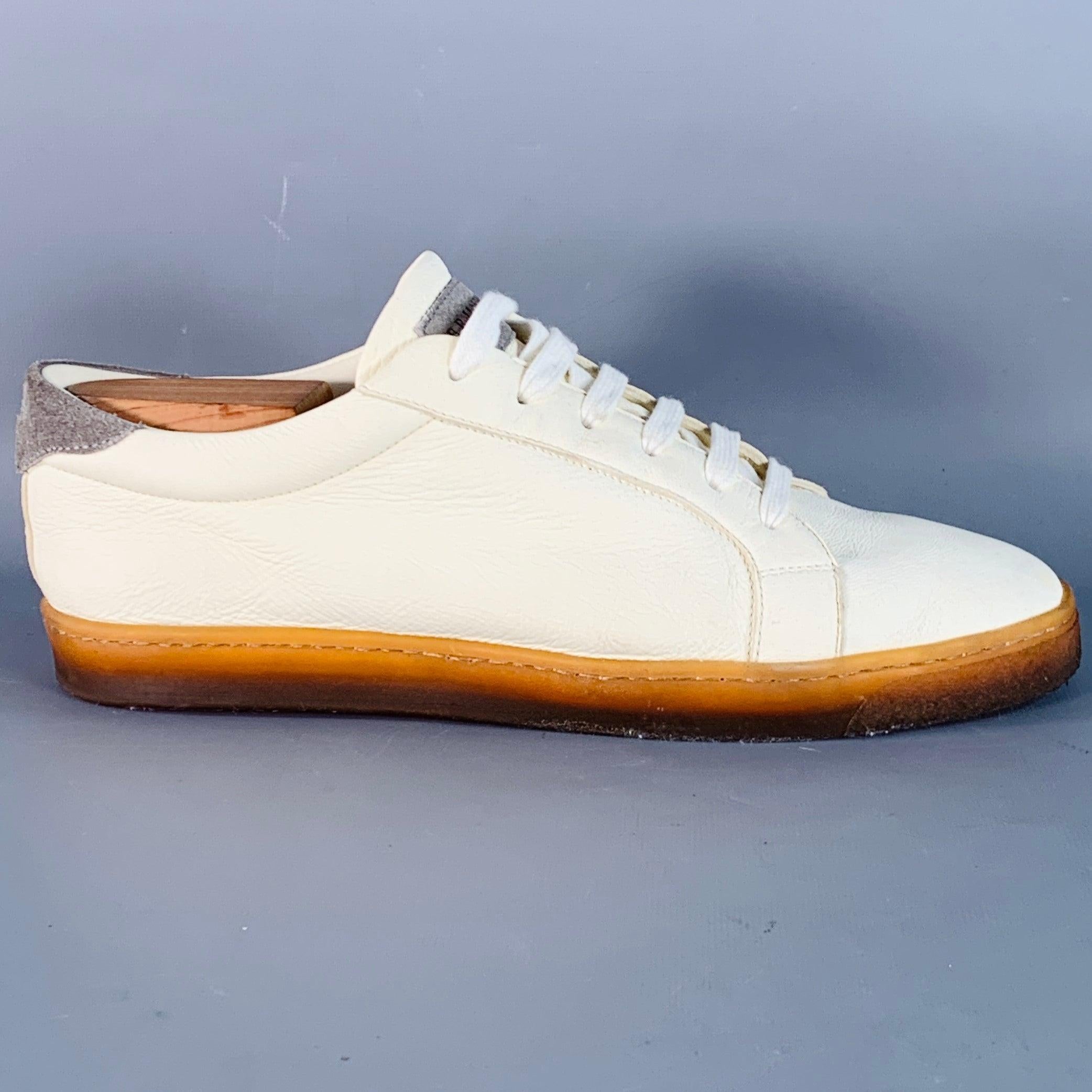 BRUNELLO CUCINELLI Sneakers aus weißem Leder mit grauem Wildleder-Absatz, mit niedrigem Schaft, brauner Kreppsohle aus Gummi und Schnürverschluss. Schuhspanner nicht enthalten. Hergestellt in Italien, guter gebrauchter Zustand. Leichte Risse beim