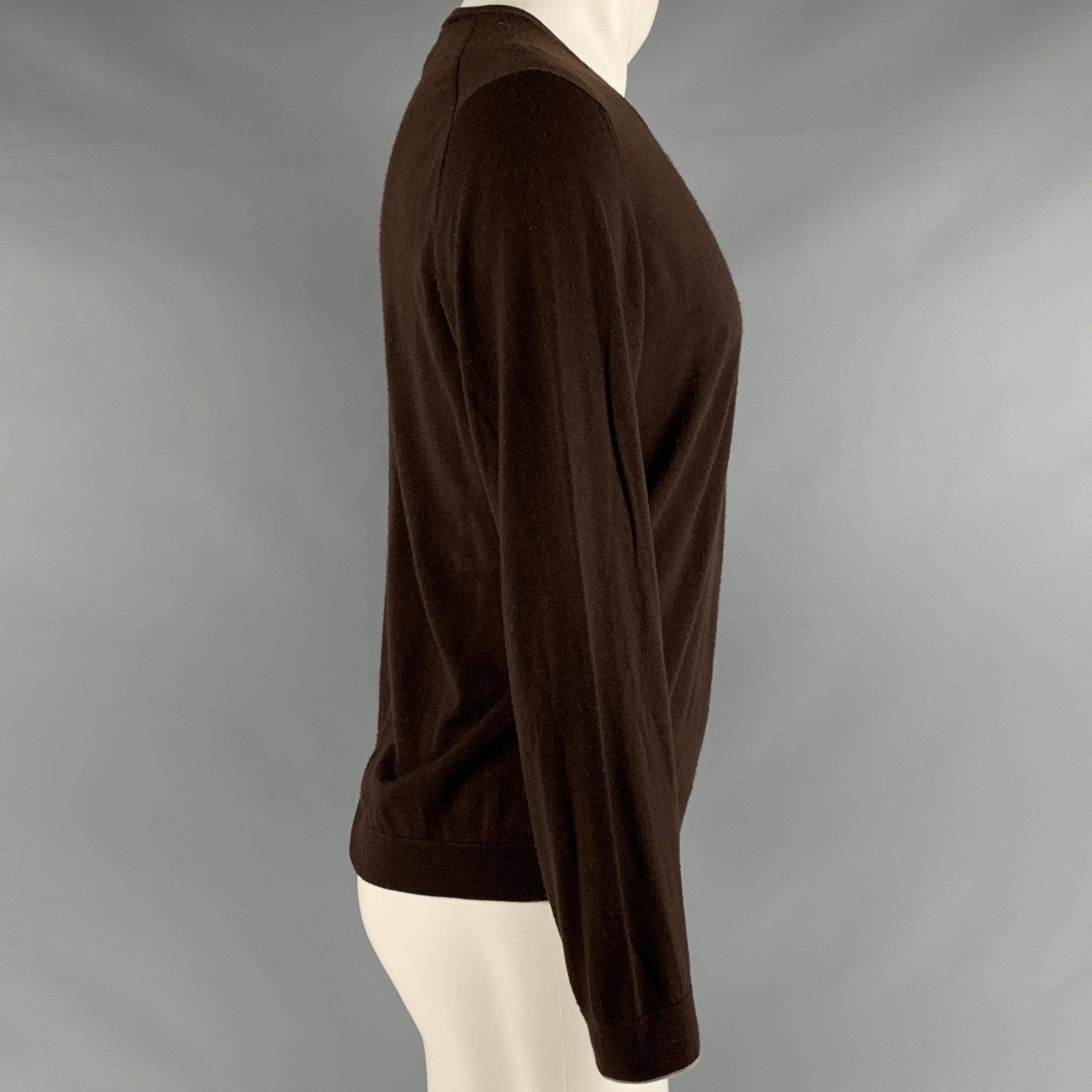 BRUNELLO CUCINELLI pullover
in a brown wool cashmere blend fabric featuring grey trim, and V-neck. Made in Italy.Good Pre-Owned Condition. Moderate signs of wear, as is. Please check photos. 

Marked:   46 

Measurements: 
 
Shoulder: 17.5 inches