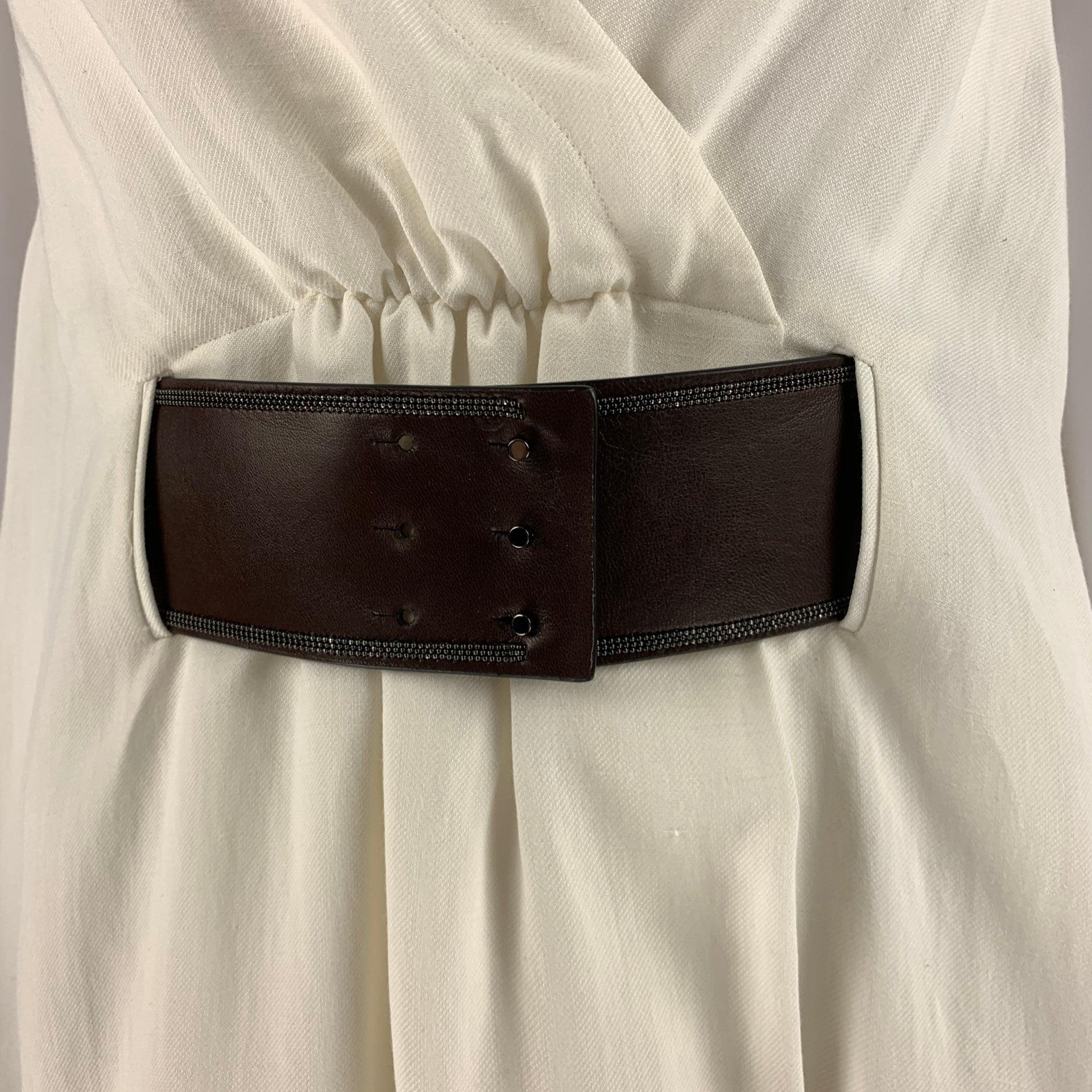 Abito senza maniche di Brunello Cucinelli in viscosa e lino bianco con scollo a V, linea ad A, tasche, cintura monili e gonna a portafoglio. Made in Italy.Ottime condizioni di usato. 

Contrassegnato:   S 

Misure: 
  Busto: 36 pollici Fianco: 42