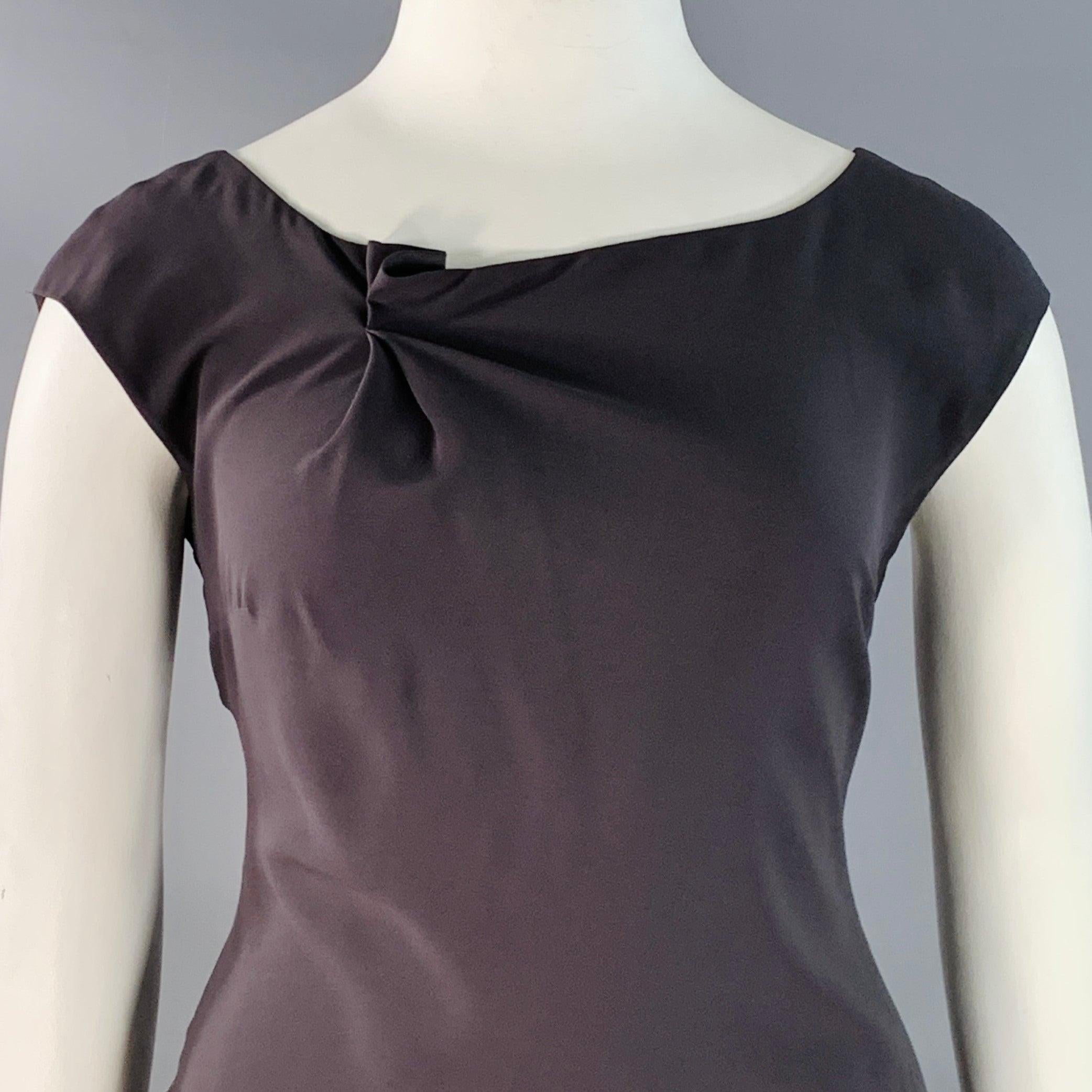Robe de soirée BRUNELLO CUCINELLI
en soie gris anthracite, sans manches, dos ouvert avec détails en perles Monili et fente dans le dos. Fabriqué en Italie. Très bon état. Marques mineures sous un bras. 

Marqué :   XL 

Mesures : 
 
Épaule : 17.5