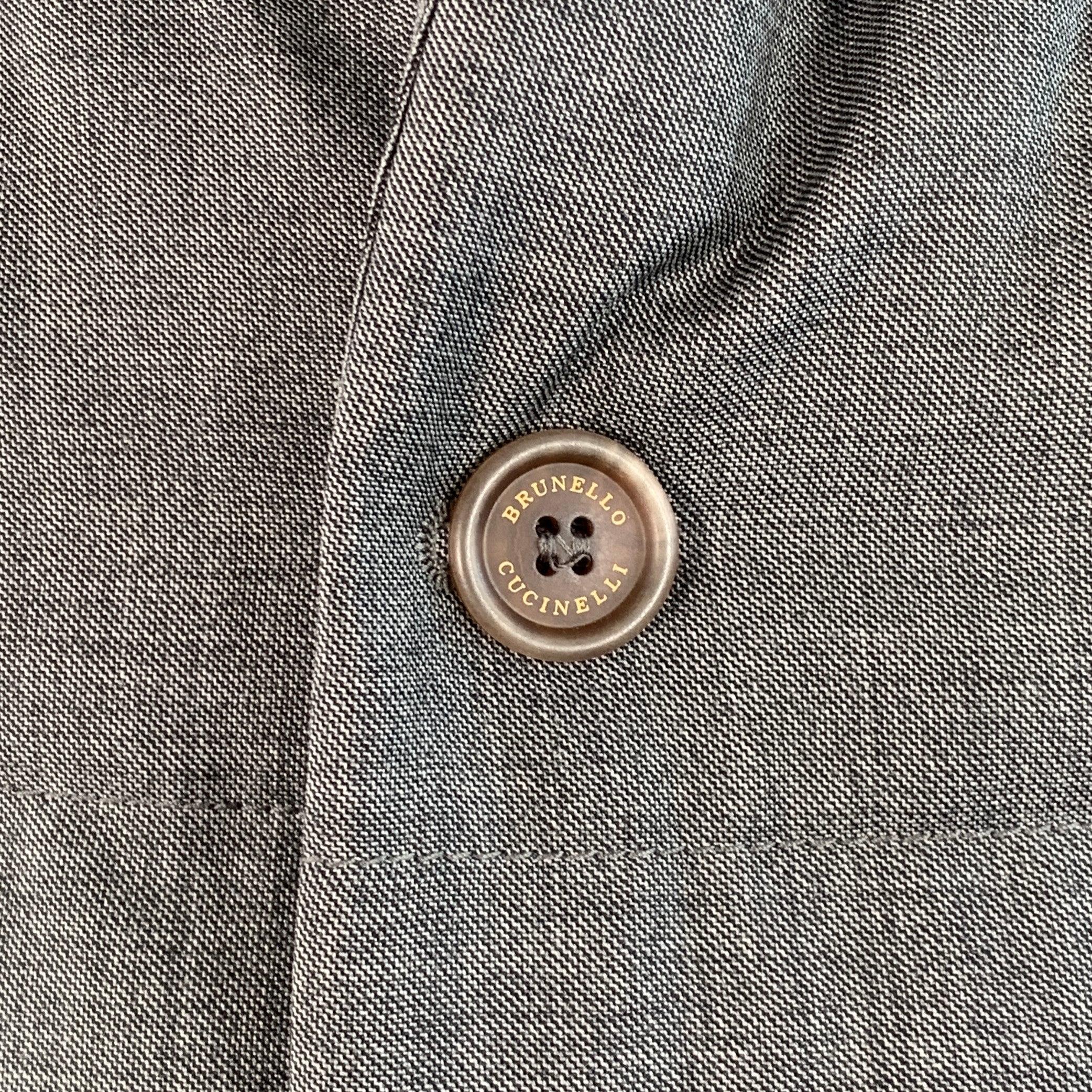BRUNELLO CUCINELLI Weste
aus heidegrauer Wolle mit gepolstertem Schnitt, mehreren Einschubtaschen und Drei-Knopf-Verschluss. Made in Italy Ausgezeichneter Pre-Owned Zustand.  

Markiert:   XL 

Abmessungen: 
 
Schultern: 16,5 Zoll Brustkorb: 47 Zoll