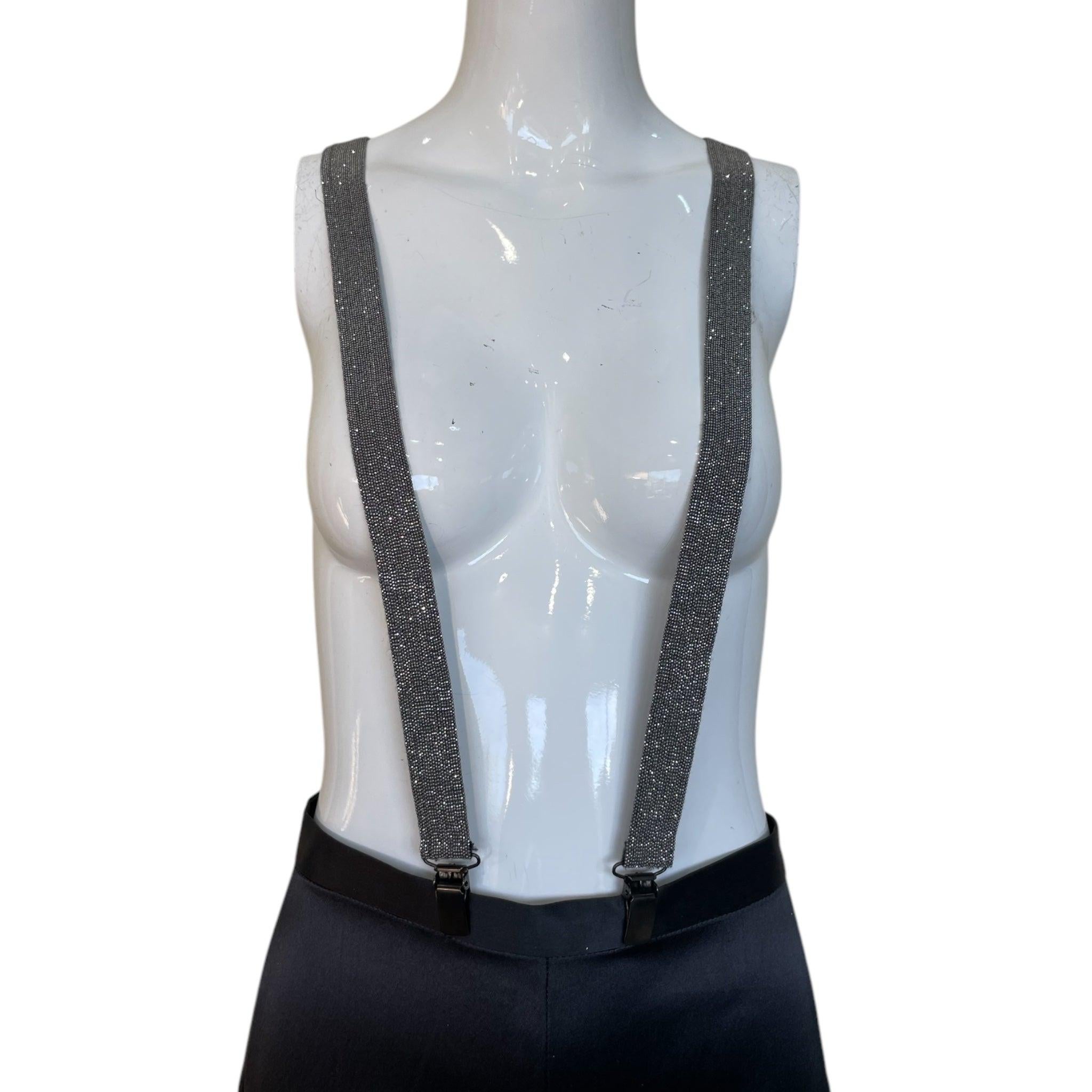 Fabelhafte Brunello Cucinelli Y-Rücken aus Kaschmir mit Perlen  Hosenträger. Der perfekte, mühelos schicke Touch zu jeder übergroßen Hose. Hebt Ihren Look sofort auf. Mikroperlen aus silberfarbenem Rotguss schmücken den Kaschmir in Reihen. Die