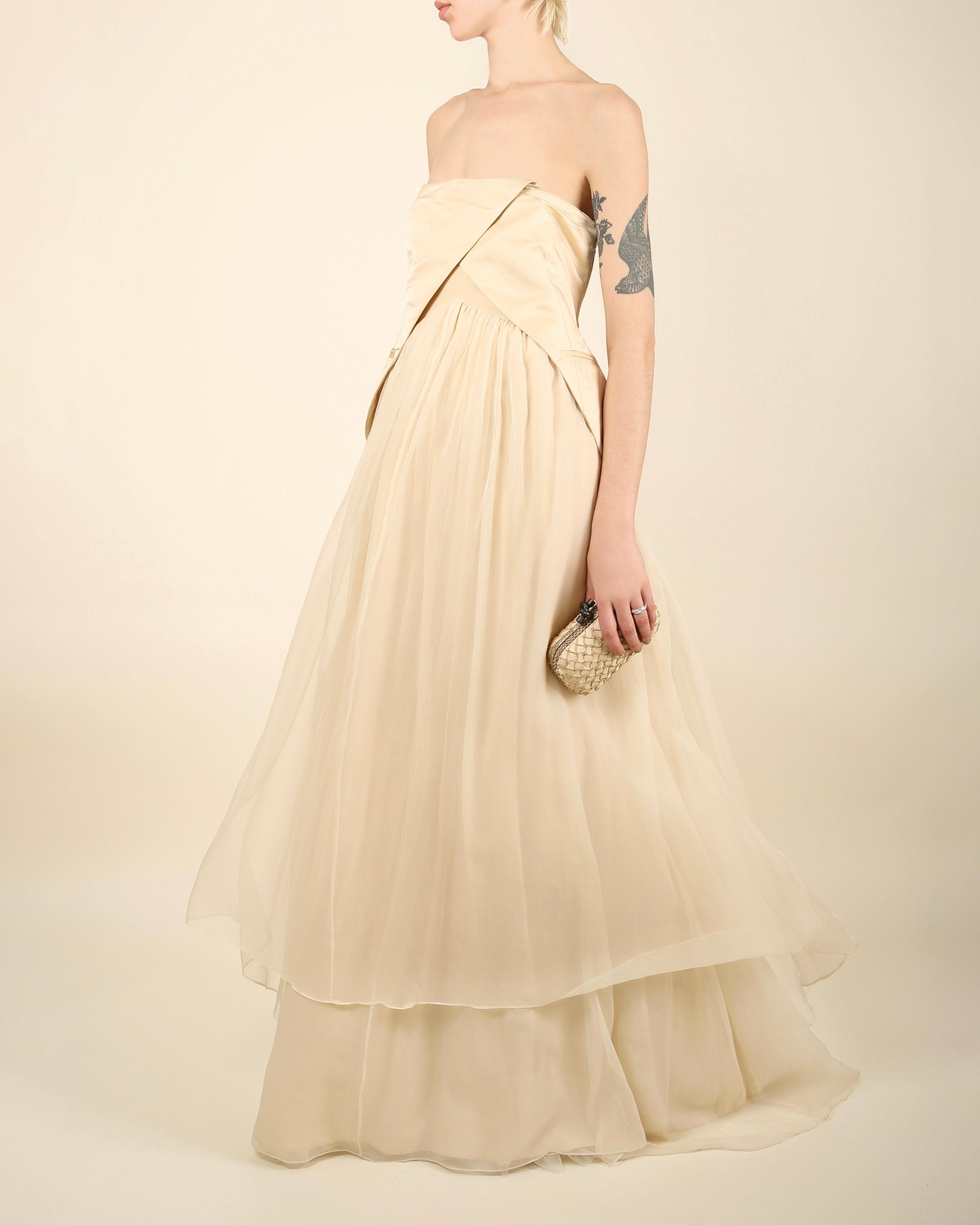 trägerloses Hochzeitskleid aus cremefarbenem Seidenchiffon von Brunello Cucinelli mit Lagen M im Angebot 5