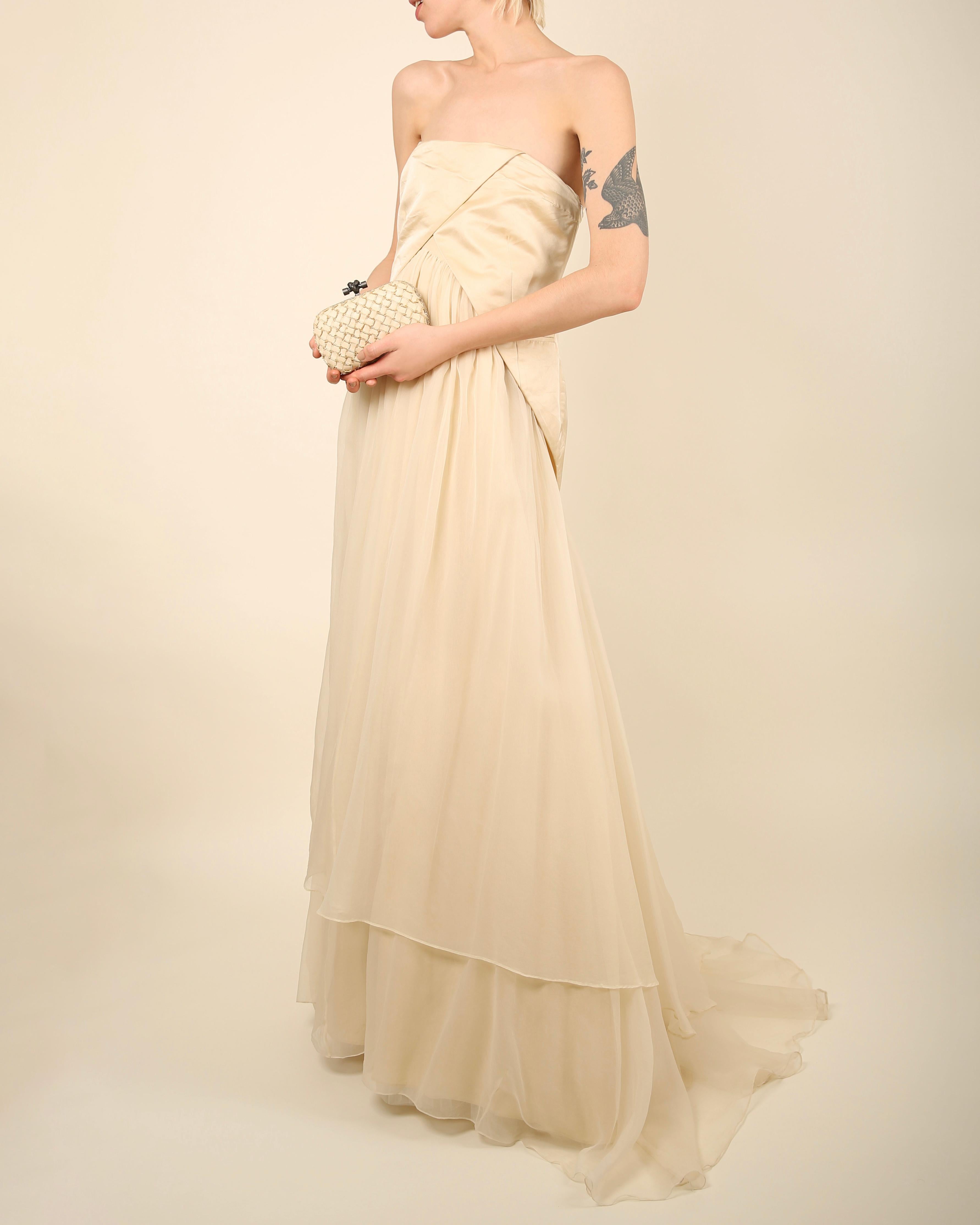 trägerloses Hochzeitskleid aus cremefarbenem Seidenchiffon von Brunello Cucinelli mit Lagen M im Angebot 2