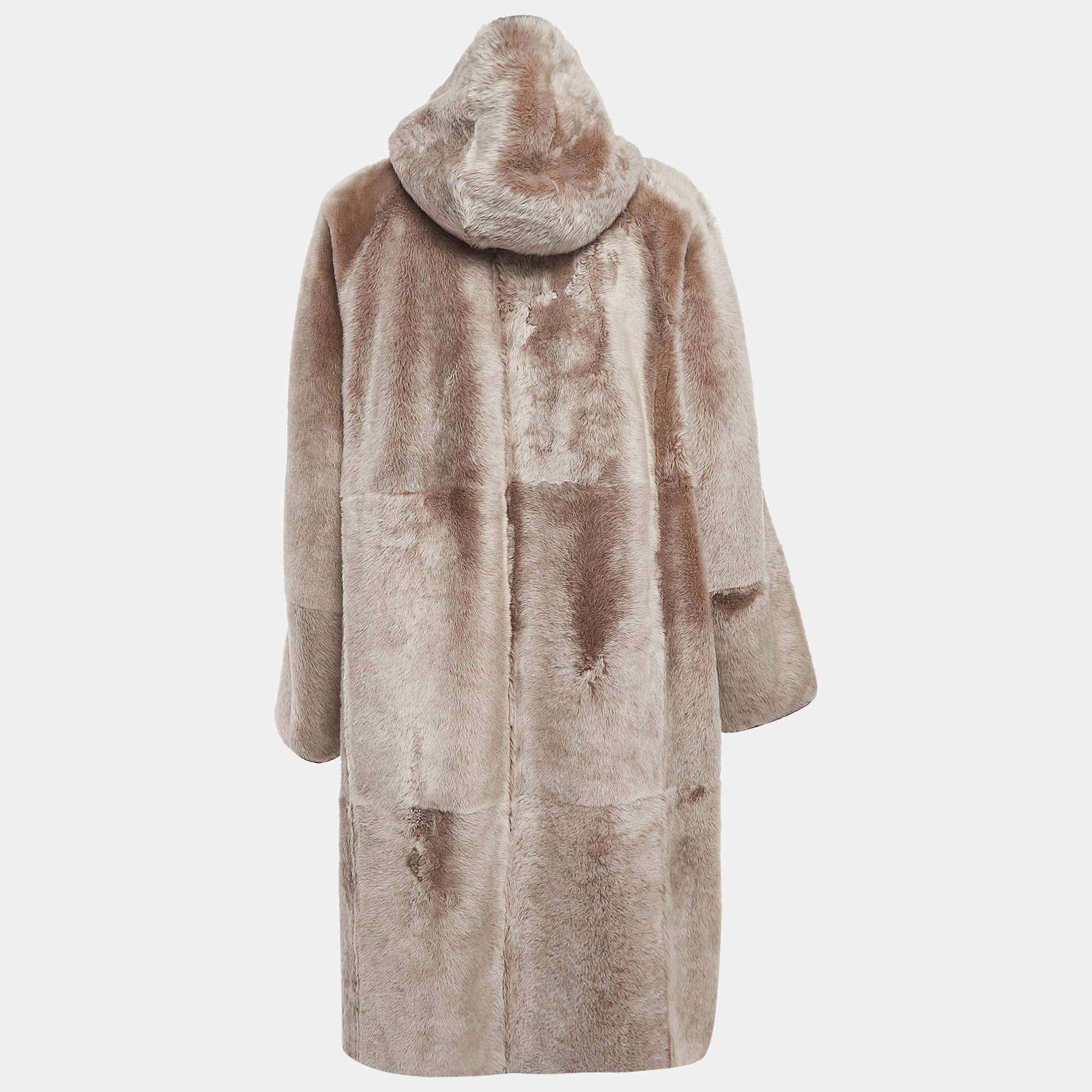 Brunello Cucinelli Tan Reversible Hooded Shearling Coat XL In Excellent Condition For Sale In Dubai, Al Qouz 2