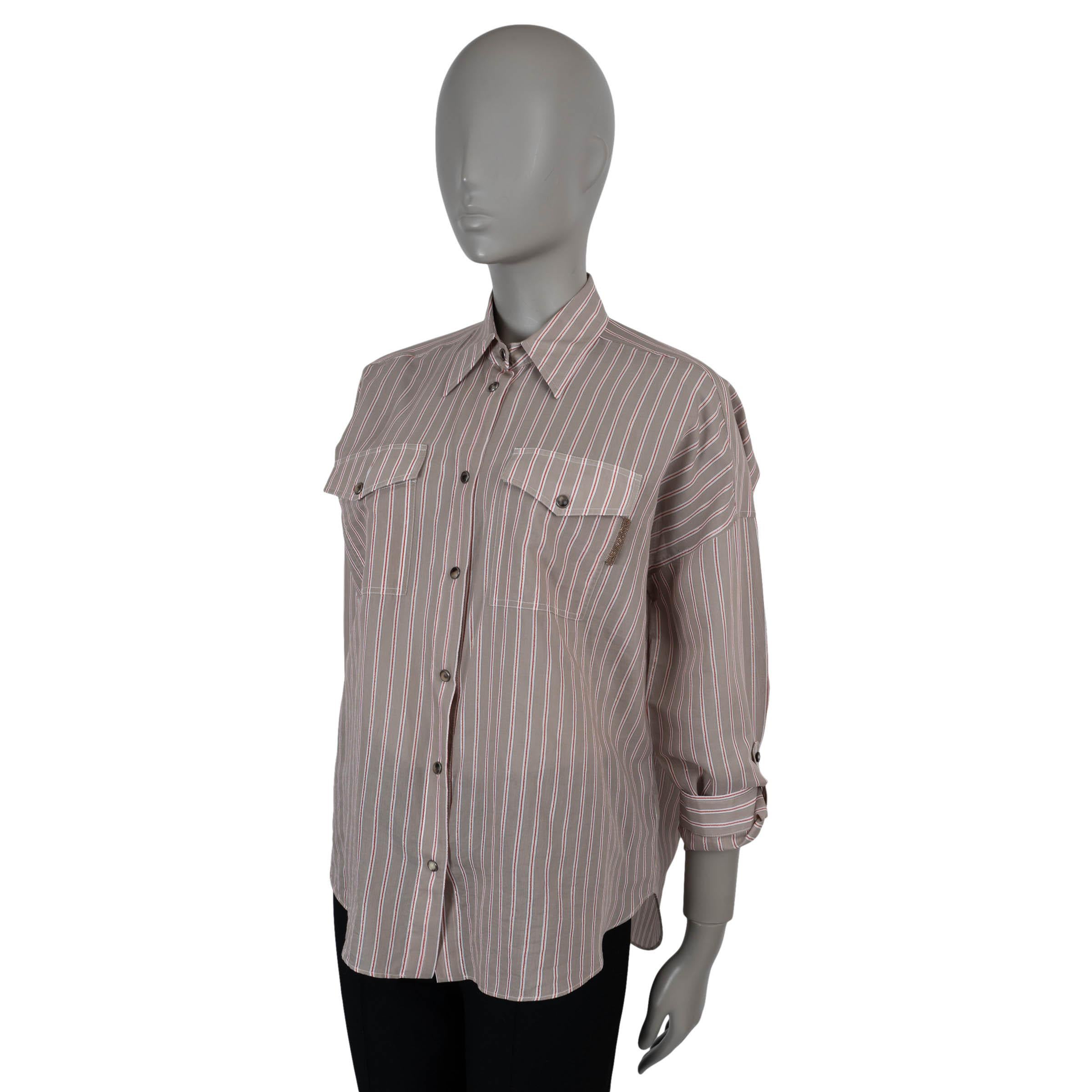 Cette chemise Brunello Cucinelli 100 % authentique, d'un taupe semi-transparent, est confectionnée dans un luxueux mélange de coton (66 %), de soie (26 %), de polyester (4 %) et de polyamide (4 %). Agrémenté de lurex doré, il présente des rayures