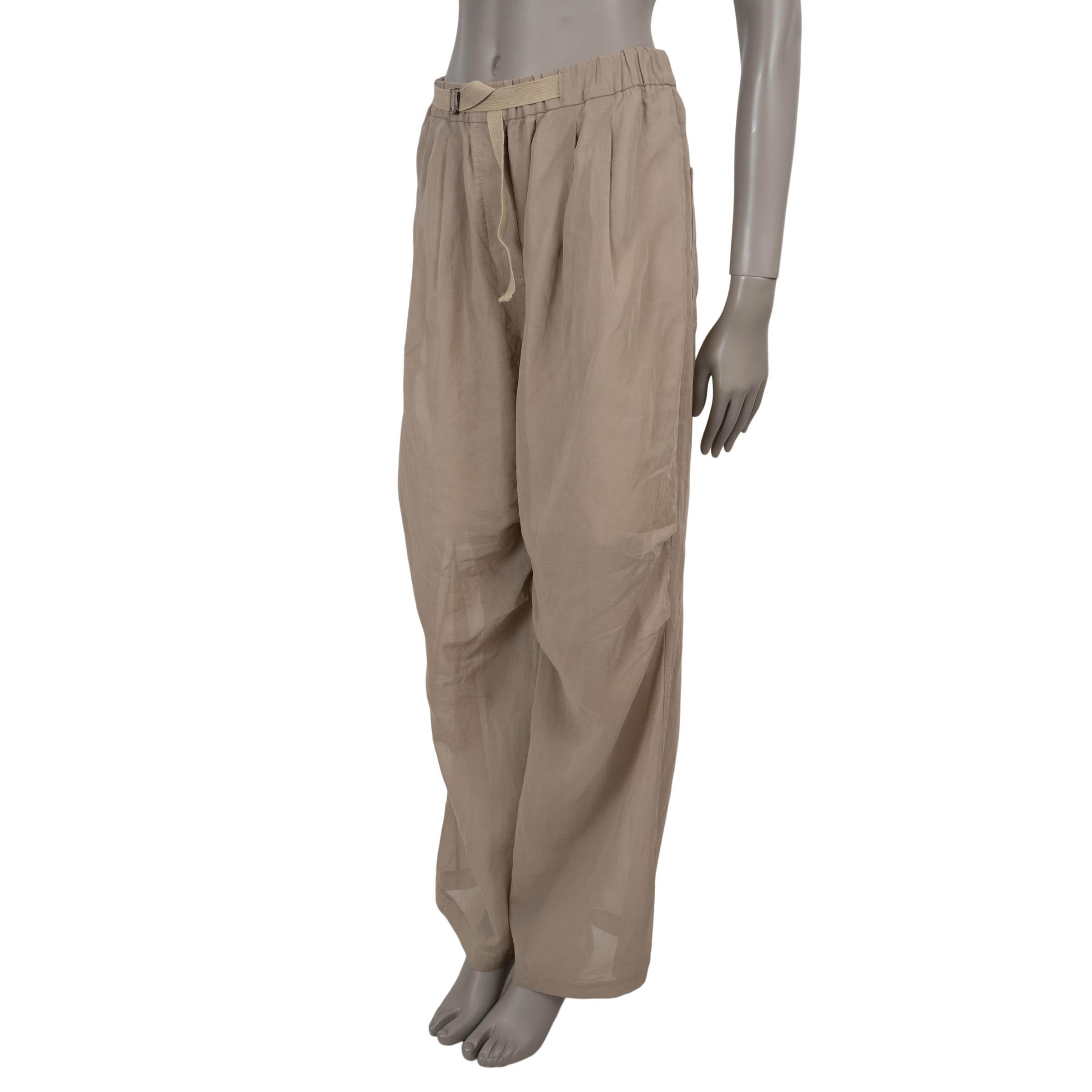 Este pantalón 100% auténtico de Brunello Cucinelli en algodón organza beige arena (100%) muestra una sofisticación sin esfuerzo con una actitud relajada. Diseñados con perneras anchas y una parte delantera plisada, presentan dos bolsillos laterales