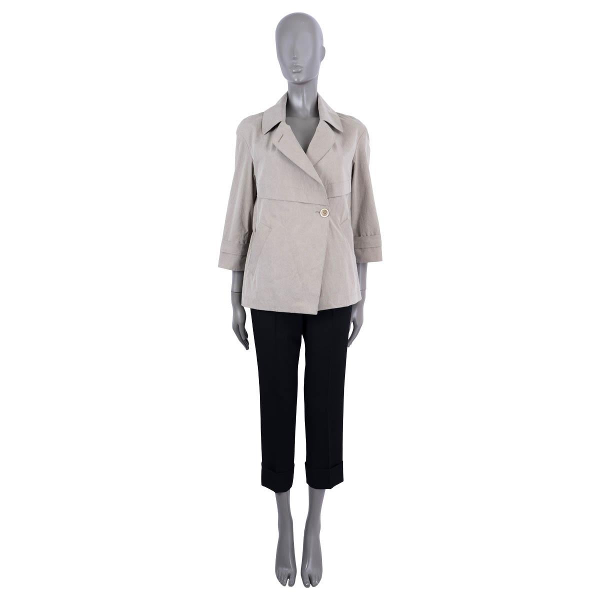 100% authentic Brunello Cucinelli jacket in taupe cotton (100%). Features two pockets on the front and 3/4 sleeves with belted cuffs. Opens with a concealed short zipper, inner waist drawstring and two buttons on the front. Unlined. Has been worn
