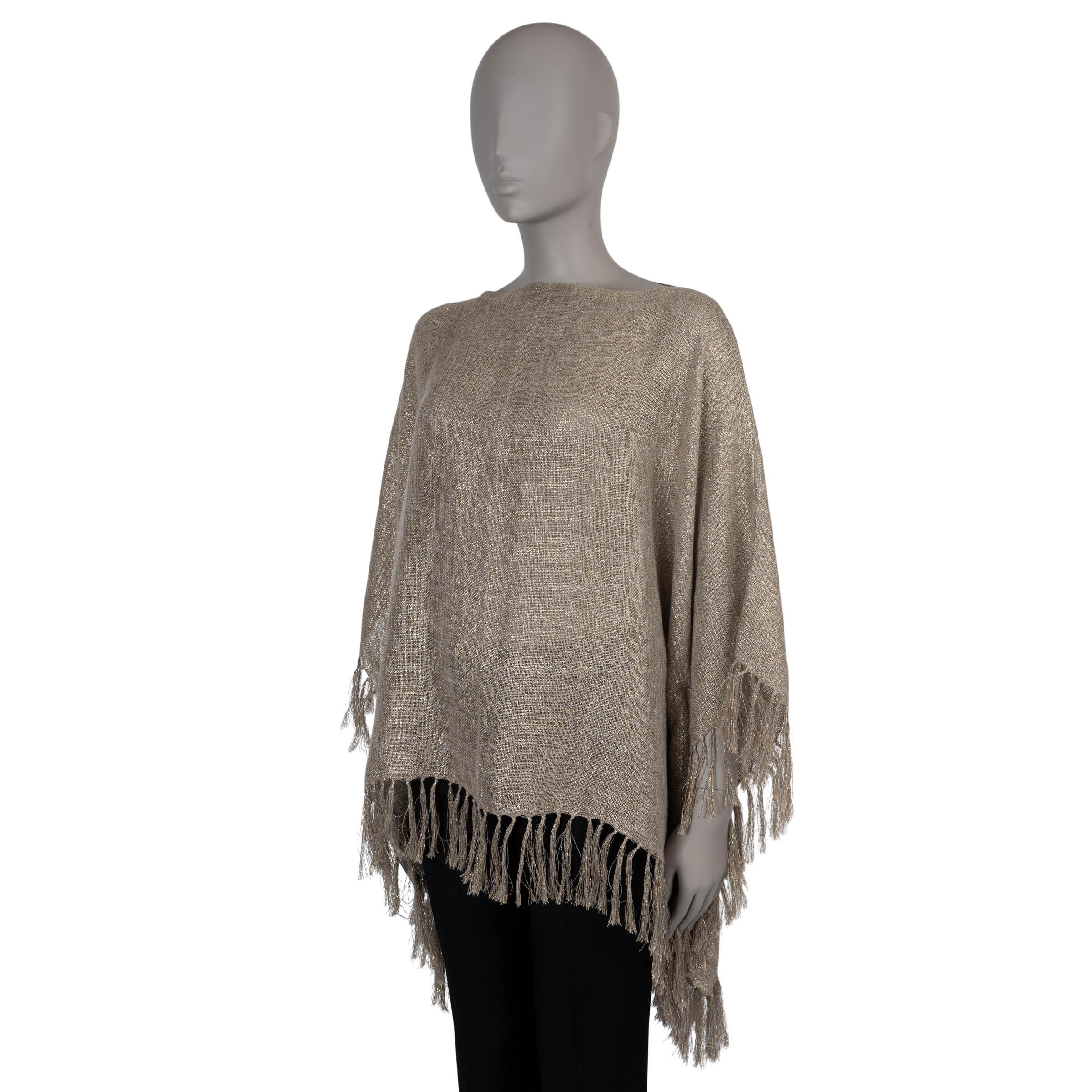 Este poncho de punto de lúrex 100% auténtico de Brunello Cucinelli está confeccionado con una lujosa mezcla de poliéster gris topo y dorado (47%), lino (45%) y poliamida (8%). Presenta un elegante cuello barco y adornos de flecos, que añaden un