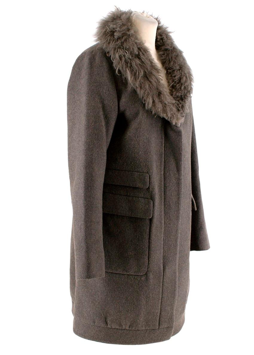Brunello Cucinelli Abrigo de lana jaspeada color topo con cuello de borreguillo
 

 - Abrigo de mezcla de lana de color topo con tejido melange marrón y gris
 - Cuello chal de piel de oveja desmontable con bolsillo con cremallera para capucha tonal

