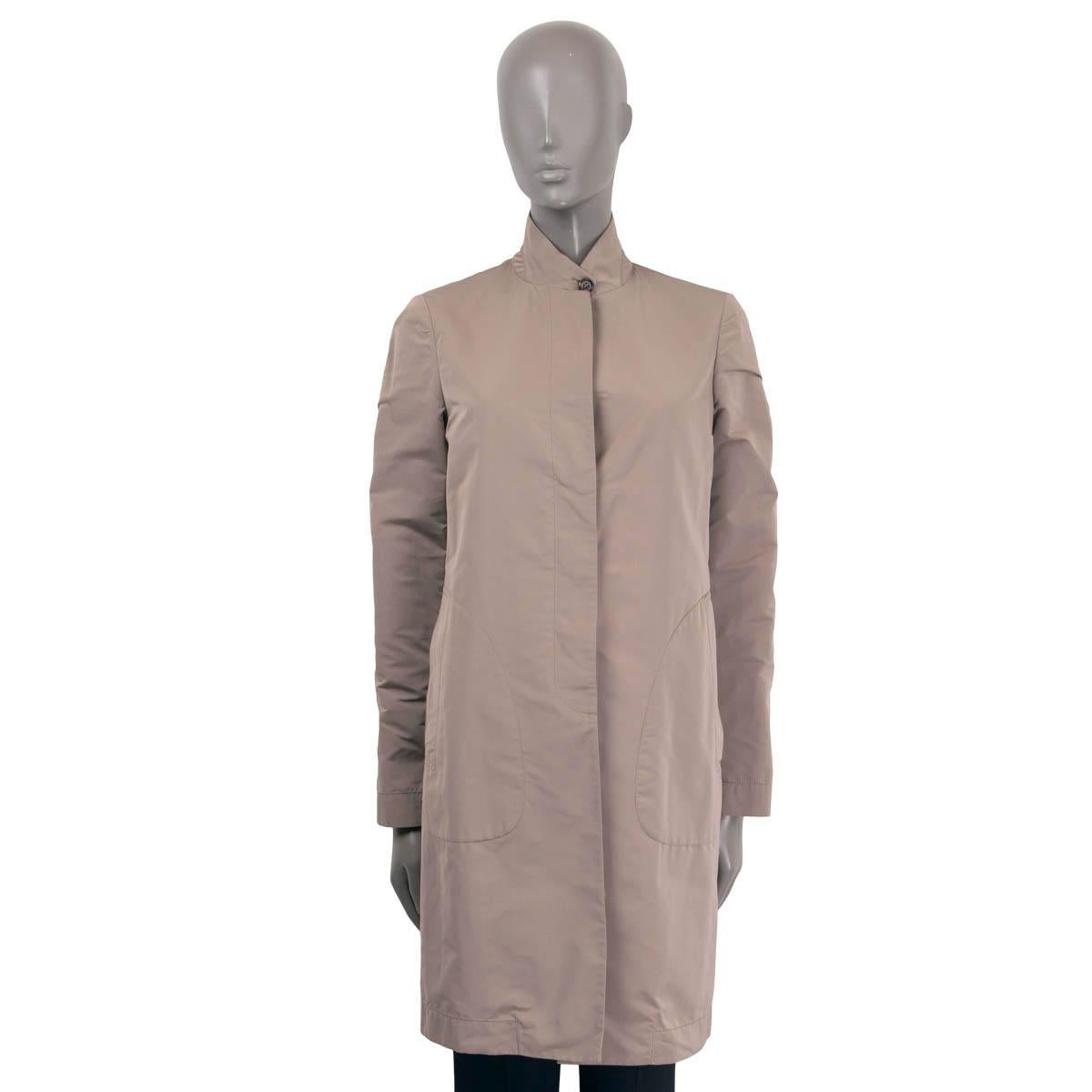 100% autentico cappotto a strati di Brunello Cucinelli in poliestere (70%) e seta (30%) color tortora chiaro. È dotata di un sottile sottogiacca in lana grigia (94%) ed elastan (6%) e presenta due tasche a fessura sul davanti e un collo alto. Si