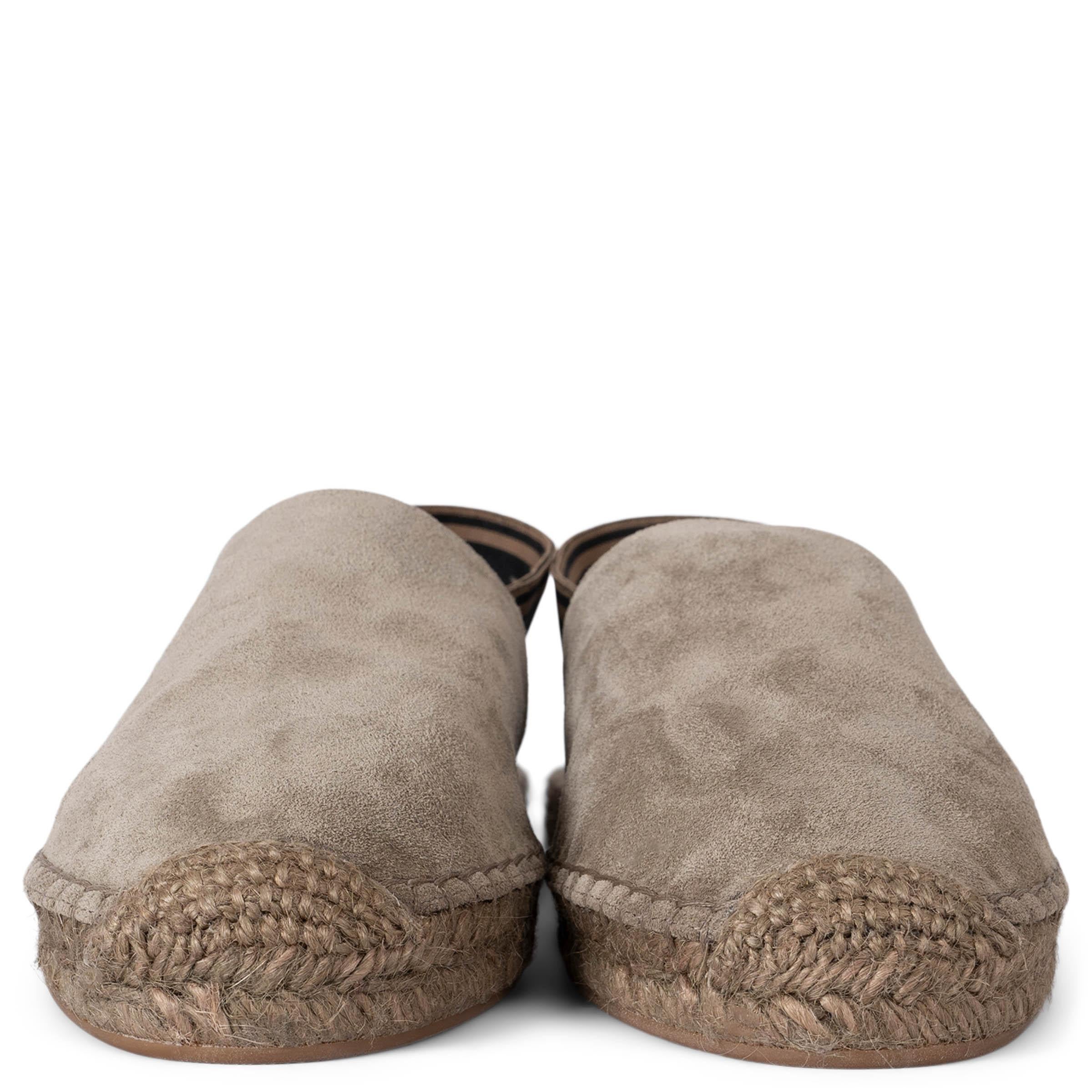 Ces espadrilles 100% authentiques Brunello Cucinelli sont confectionnées en daim taupe et dotées d'une bride en toile rayée pour un maintien confortable. Le design est rehaussé d'une languette à perles Monili signature, tandis que les semelles