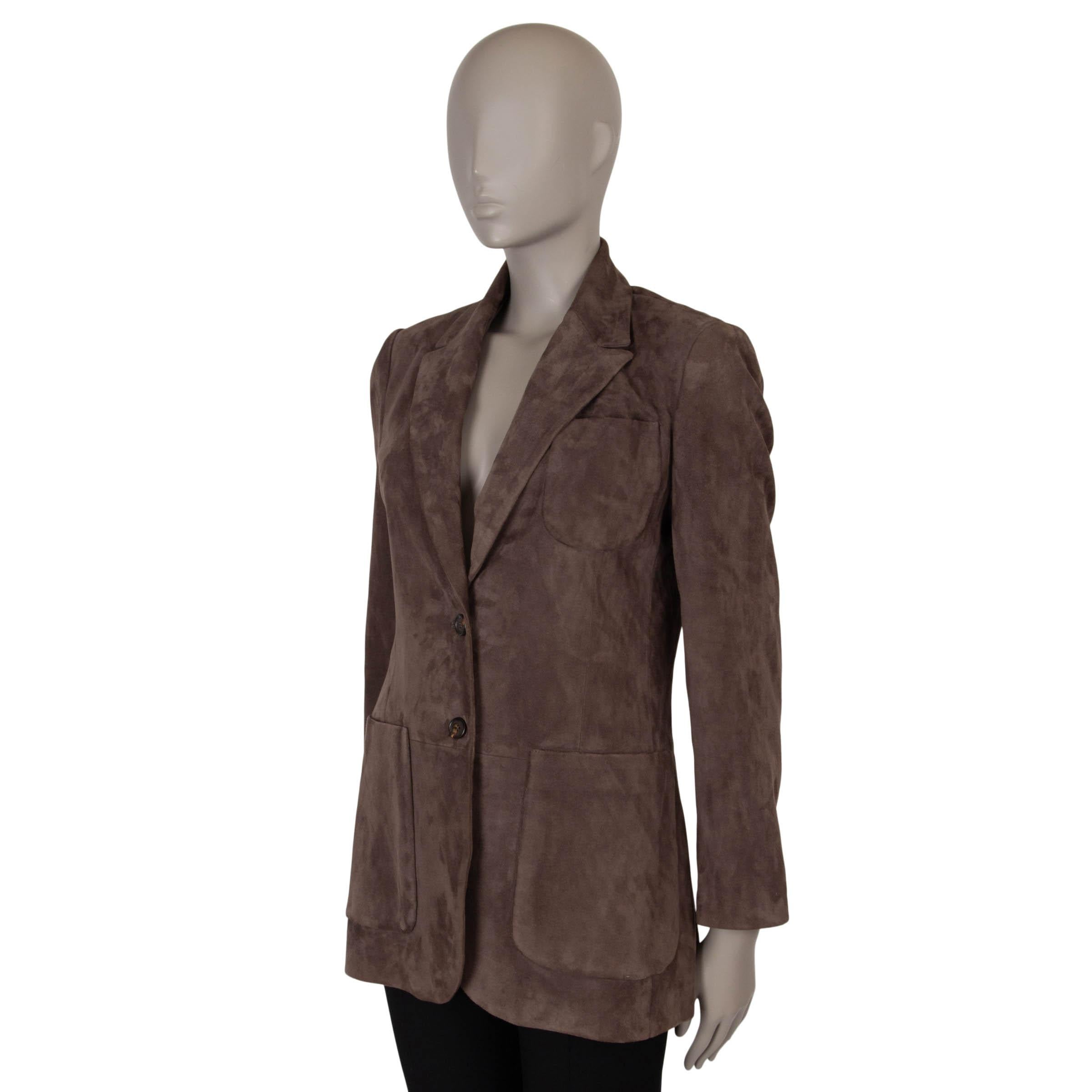 This 100% authentic Brunello Cucinelli blazer in taupe suede embodies understated luxury and refined craftsmanship. Featuring a straight silhouette with shoulder pads, peak lapels, and three patch pockets, it is designed with a timeless double vent