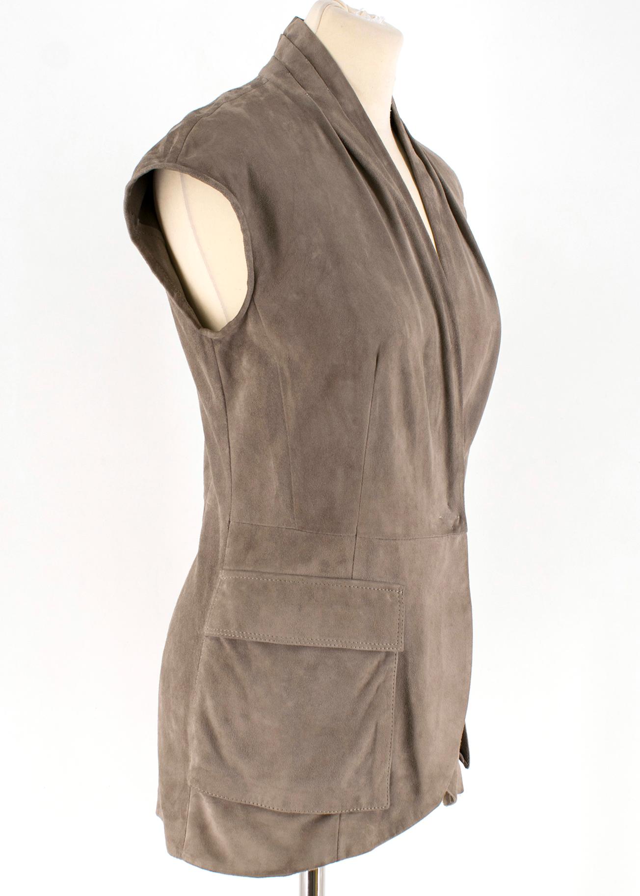 Brunello Cucinelli taupe suede sleeveless jacket

Soft suede leather gilet, 
Sleeveless with ruched collar design,
Two front flap pockets, 
Single snap button closure, 


Please note, these items are pre-owned and may show some signs of storage,