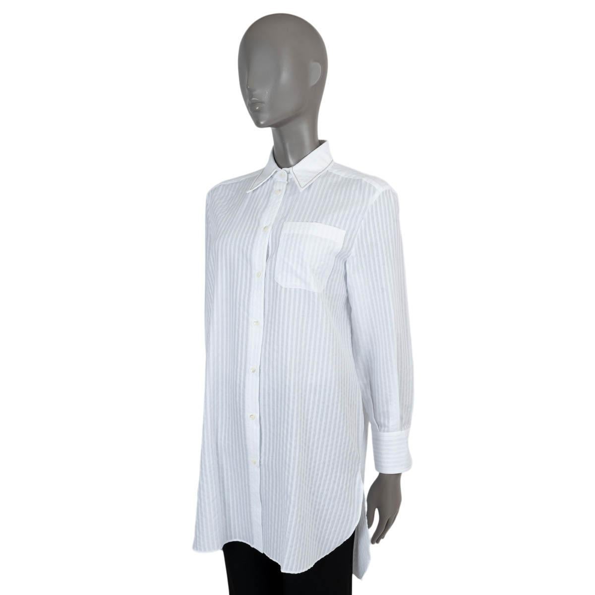 100% authentique Brunello Cucinelli chemise tunique boutonnée en jacquard rayé en coton blanc (100%). Il est orné d'une bordure en monili le long du col et d'une poche ouverte sur la poitrine. Se ferme par des boutons sur le devant. A été porté et