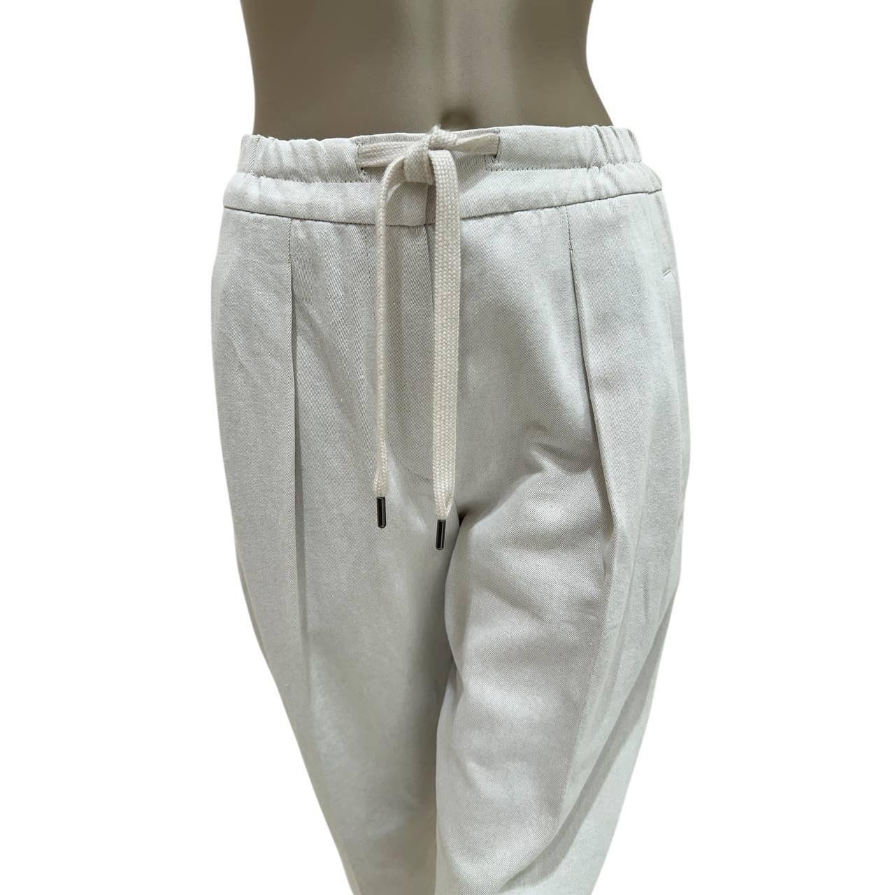 Élevez votre garde-robe avec cet élégant pantalon en coton blanc Brunello Cucinelli. 

Confectionné en coton de qualité supérieure, ce pantalon offre à la fois confort et sophistication. 

En très bon état, ils sont prêts à être un ajout polyvalent
