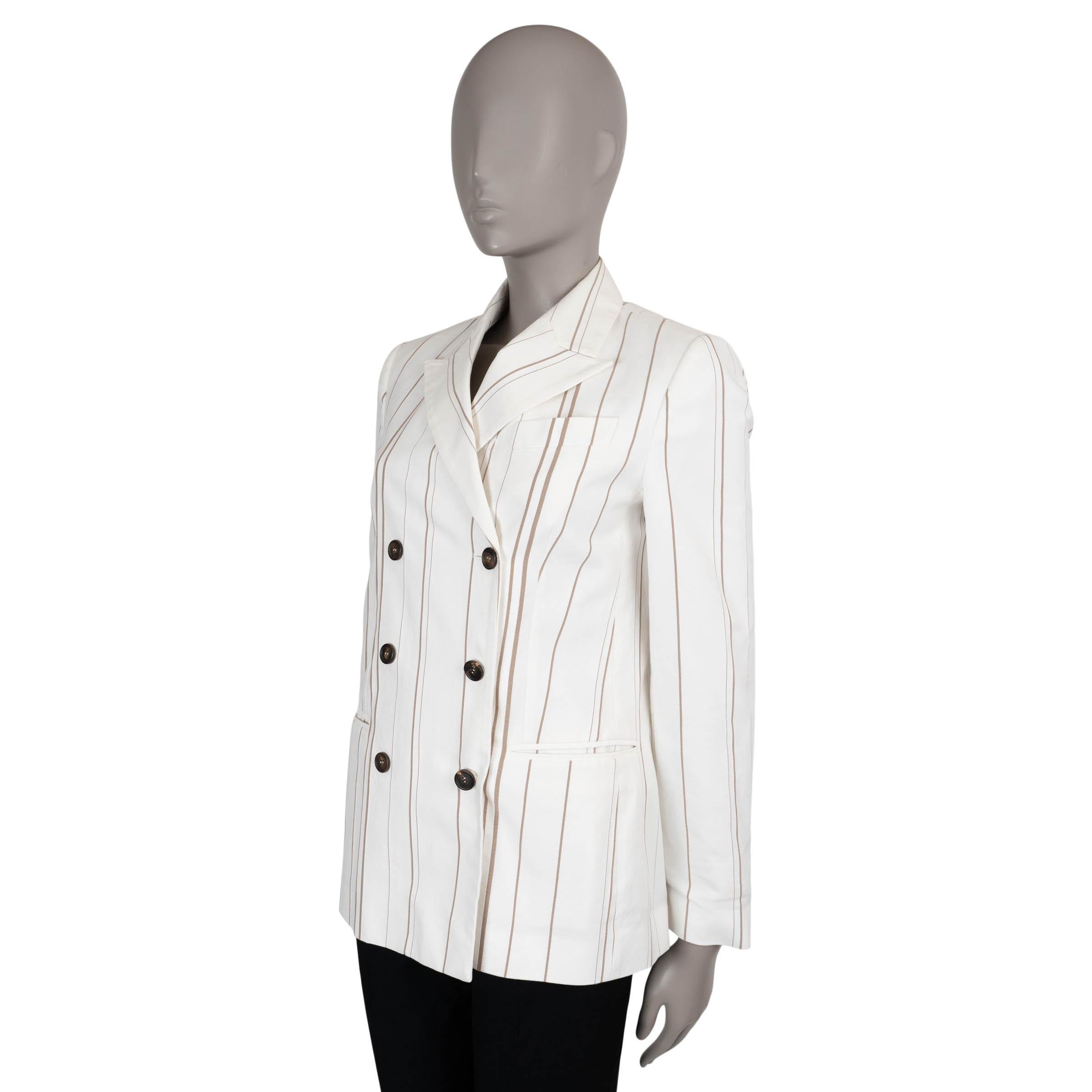Questo blazer 100% autentico di Brunello Cucinelli in cotone bianco (100%) mostra una sartoria senza tempo con un tocco raffinato. Accentuata da strisce marroni di diverso spessore, presenta una silhouette aderente con revers a lancia strutturati e