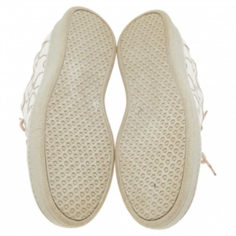 Mit ihrer klassischen Low-Top-Silhouette sind diese Brunello Cucinelli-Sneaker eine nahtlose Kombination aus Luxus, Komfort und Stil. Sie sind aus Leder in einem weißen Farbton gefertigt. Diese Sneaker sind mit gestickten Details, geschnürten Vamps