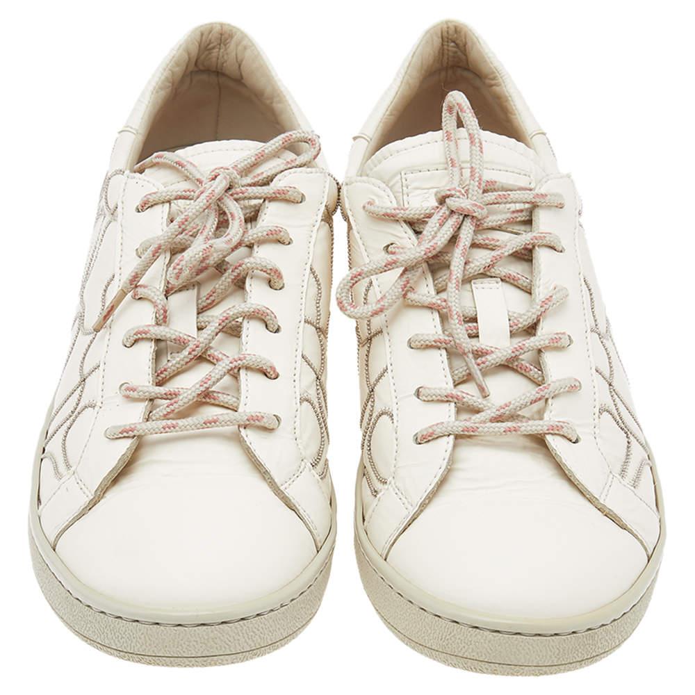 Coming in a classic low-top silhouette, these Brunello Cucinelli sneakers are a seamless combination of luxury, comfort, and style. They are made from leather in a white shade. These sneakers are designed with embroidered details, laced-up vamps,
