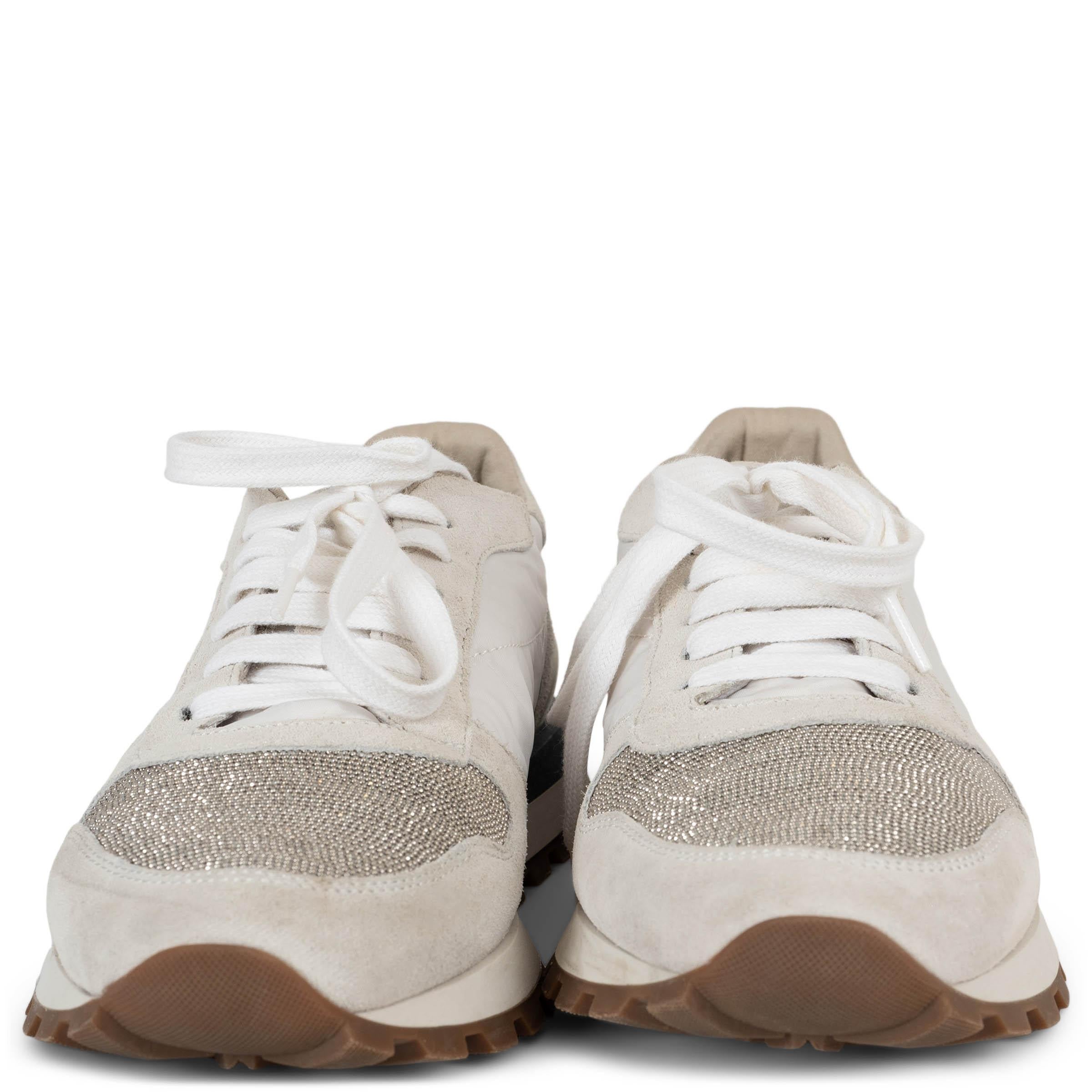 Ces baskets basses en nylon blanc 100% authentiques de Brunello Cucinelli affichent un luxe discret avec une touche sportive. Agrémentées de finitions en daim gris clair, elles présentent des orteils arrondis et une tige ornée de la signature Monili
