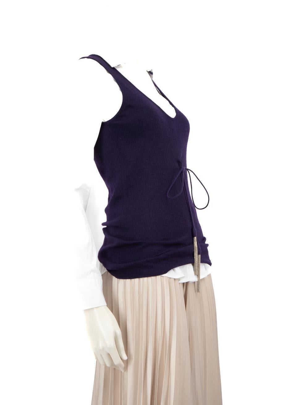 La condizione è molto buona. Questa blusa usata del designer Brunello Cucinelli non presenta alcun segno di usura visibile. Sovrapposizione in maglia staccabile.
  
  Dettagli
  
  
  Whiting con sovrimpressione viola 
  
  Cotone 
  
  Set