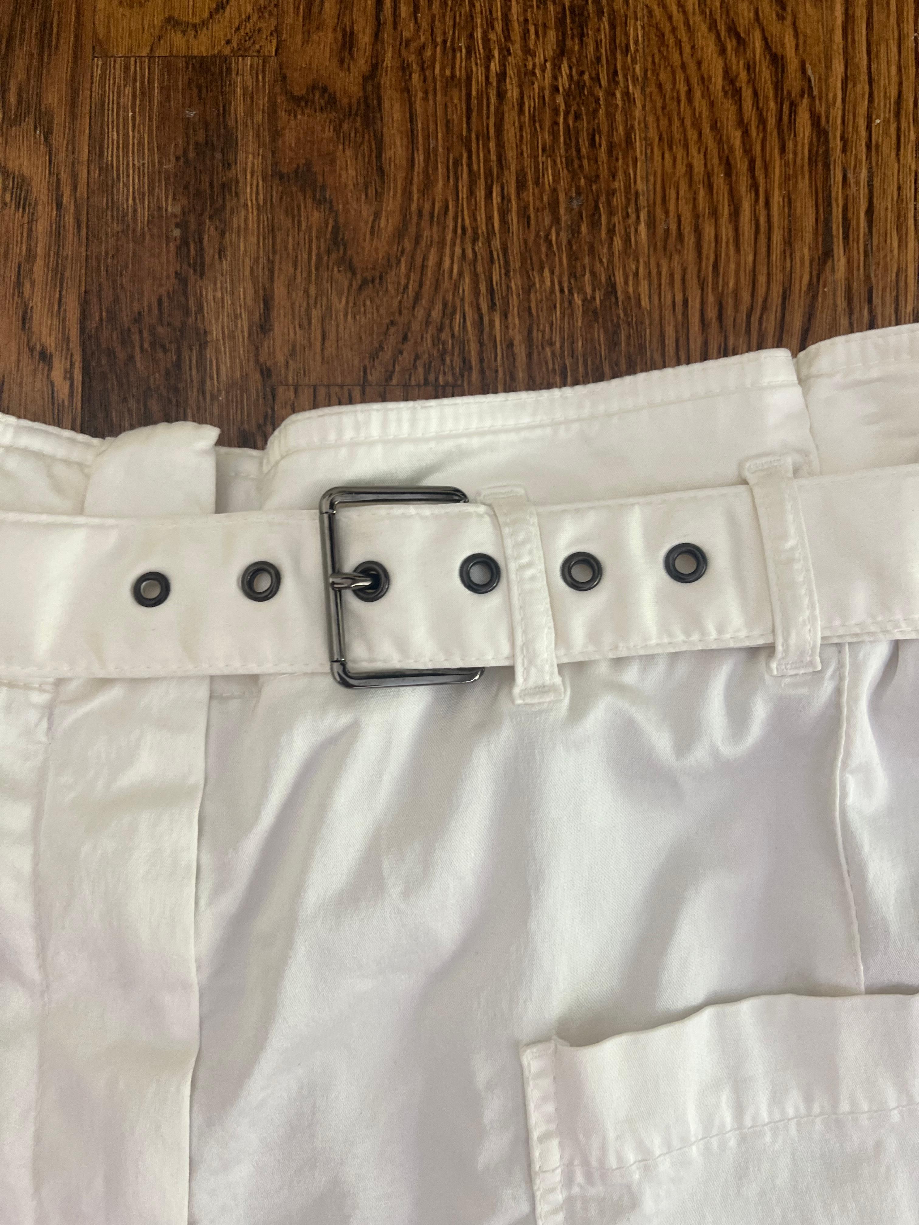 - Belted detail
- Front pockets 
- Rear pockets