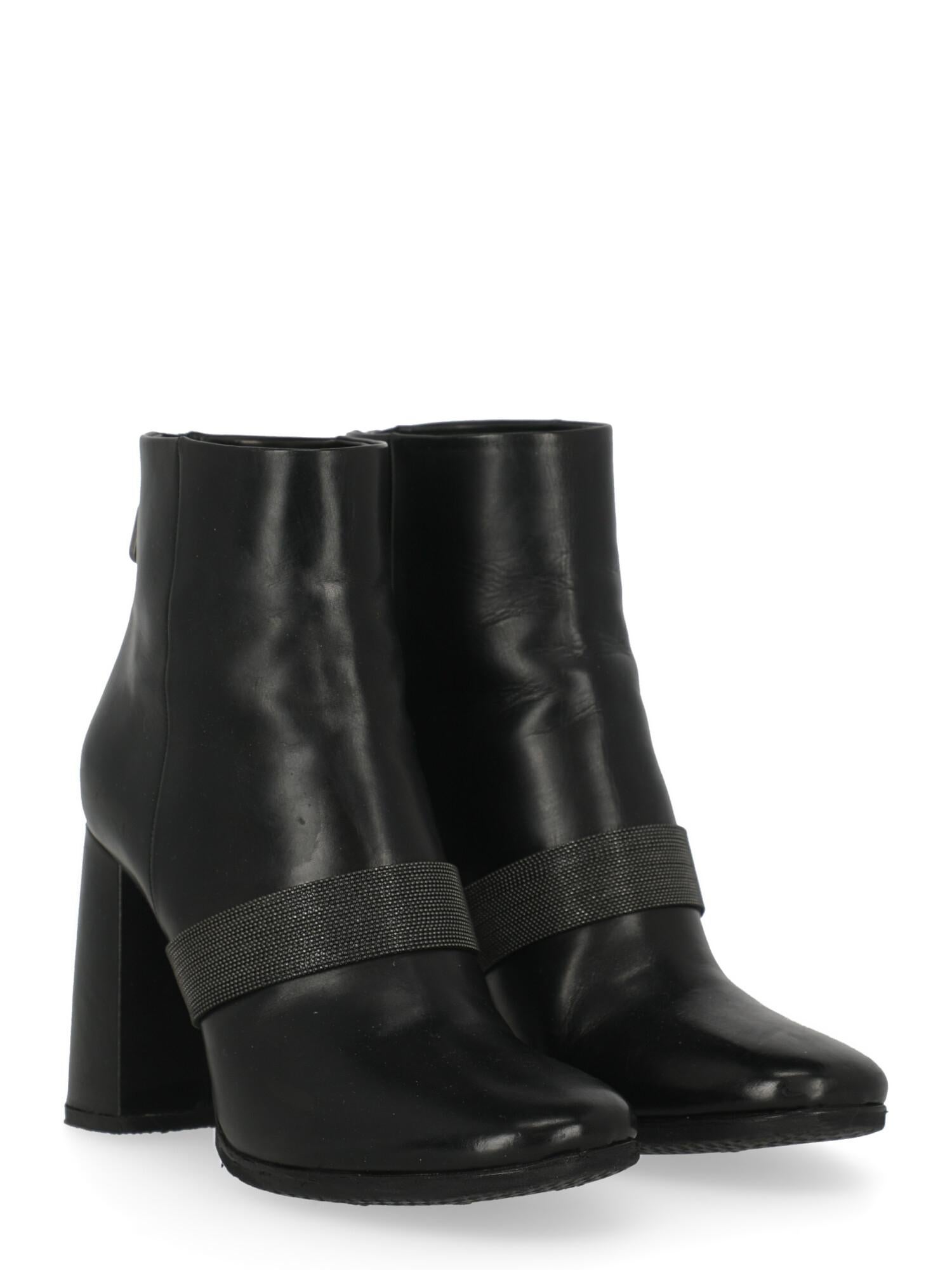 Ankle boots, leather, solid color, iconic detail, back zipper fastening, ruthenium hardware, round toe, branded sole, block heel, mid heel, metal application

Includes:
- Dust bag
- Box

Product Condition: Very Good
Sole: partially substituted.