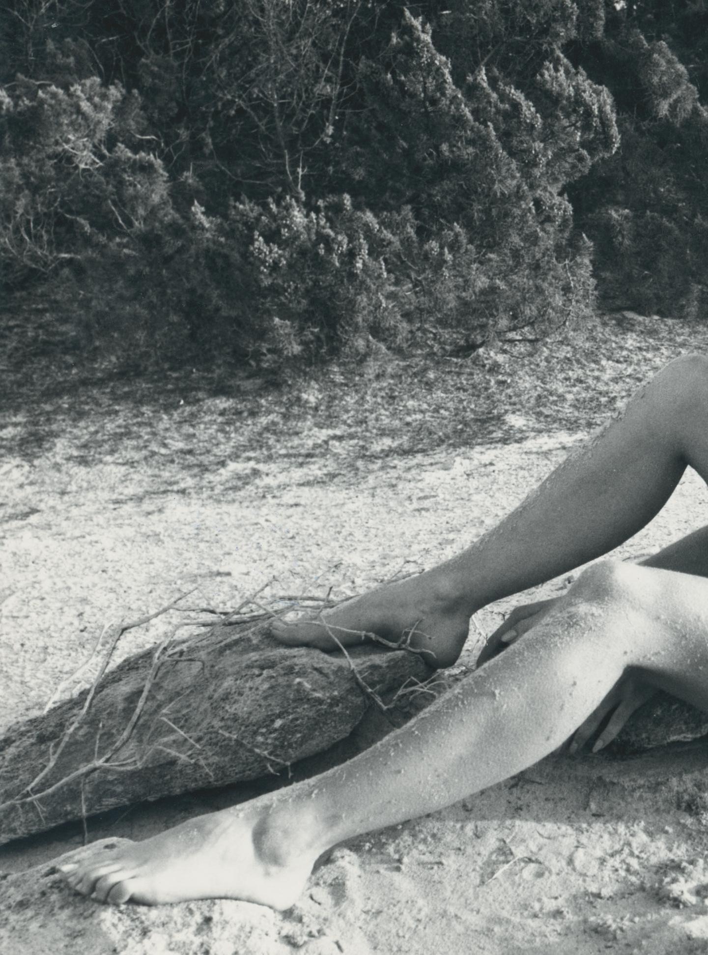 Desnudo, Mujer, Playa, Fotografía en blanco y negro, 18, 2 x 23, 9 cm - Photograph de Bruno Bernard (Bernard of Hollywood)