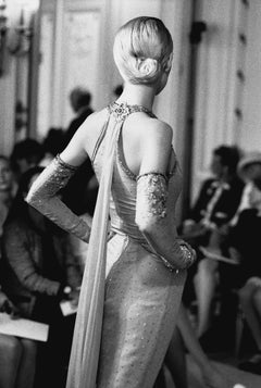Chanel Haute Couture, Rücken - Modell auf dem Laufsteg, Kunstfotografie, 1991