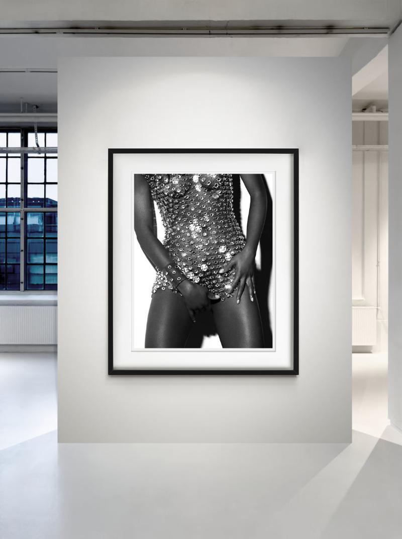 Charmaine - retrato sexy y glamuroso de una modelo, Fotografía artística, 1991 - Nude Photograph Gris de Bruno Bisang