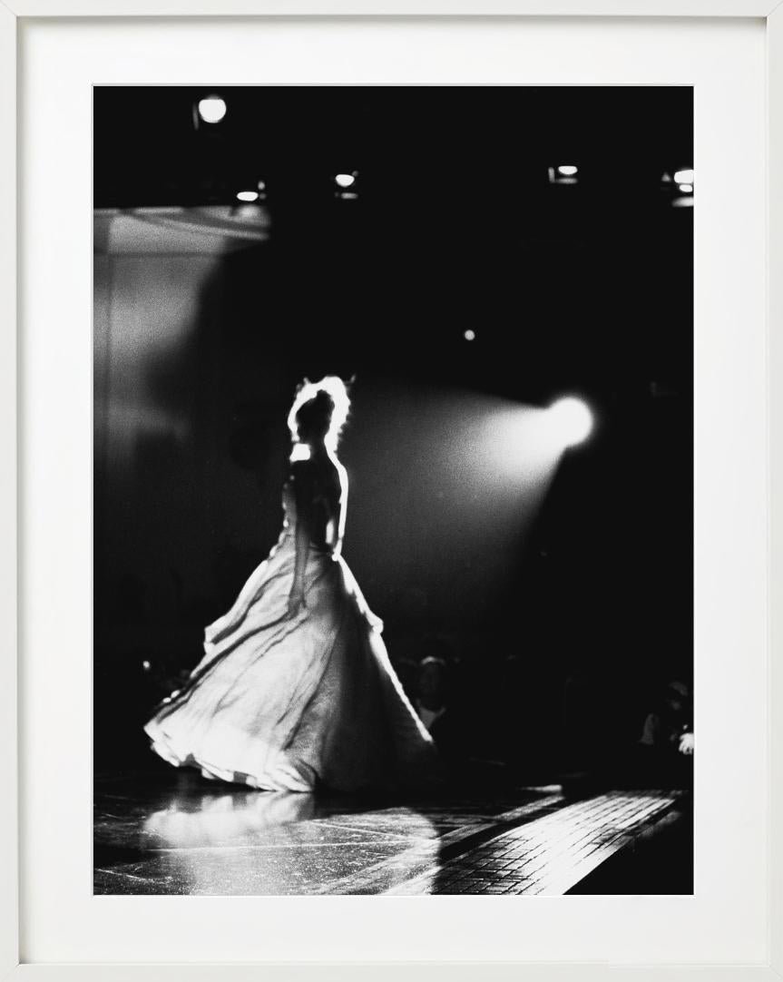 Claudia Schiffers pour Versace, dos - Photographie d'art, 1998 en vente 7