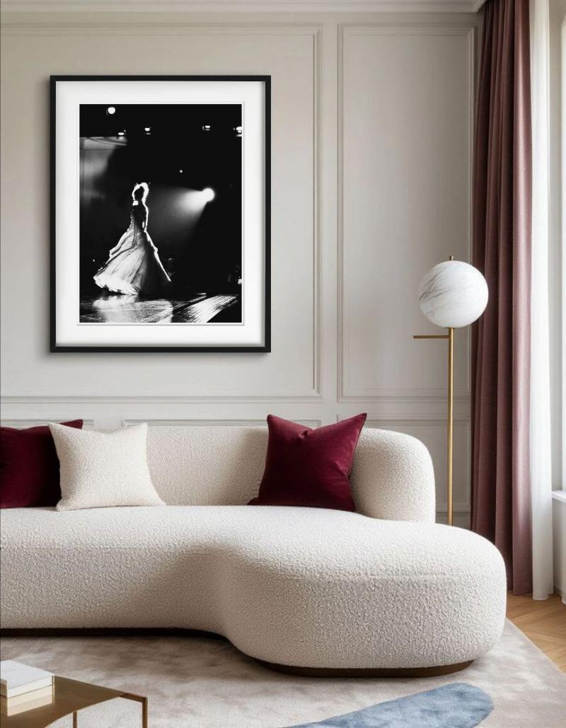 Claudia Schiffers pour Versace, dos - Photographie d'art, 1998 - Noir Figurative Photograph par Bruno Bisang