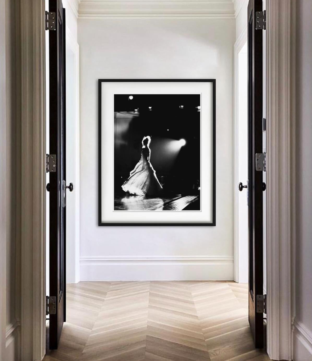 Le top model Claudia Schiffers pour Versace en 1998, photographiée par Bruno Bisang.

Tous les tirages sont en édition limitée. Disponible en plusieurs tailles. Encadrement haut de gamme sur demande.

Toutes les impressions sont réalisées et signées
