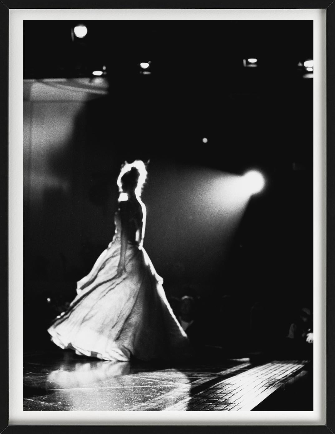 Claudia Schiffers pour Versace, dos - Photographie d'art, 1998 en vente 1