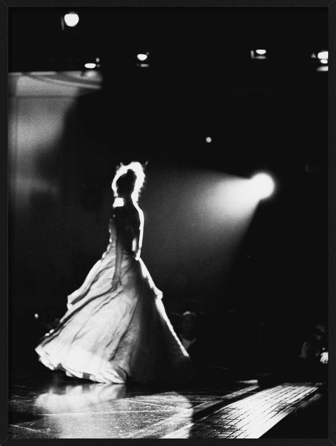 Claudia Schiffers pour Versace, dos - Photographie d'art, 1998 en vente 4