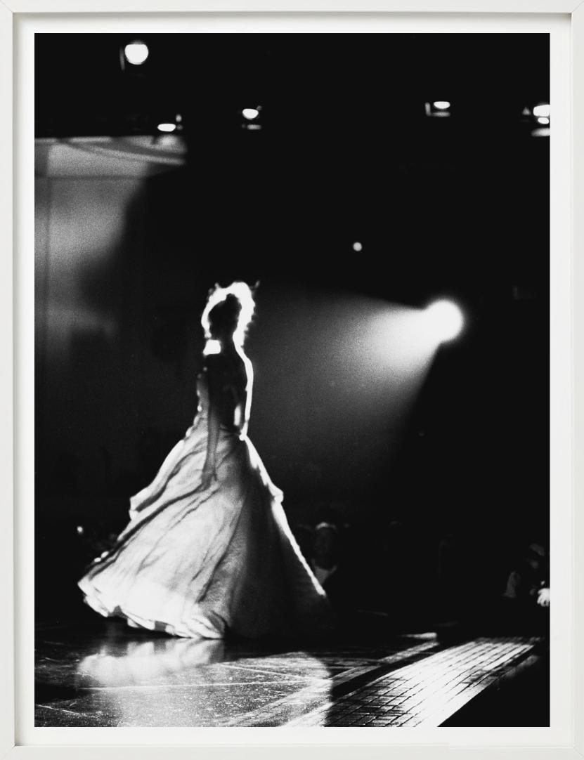 Claudia Schiffers pour Versace, dos - Photographie d'art, 1998 en vente 5