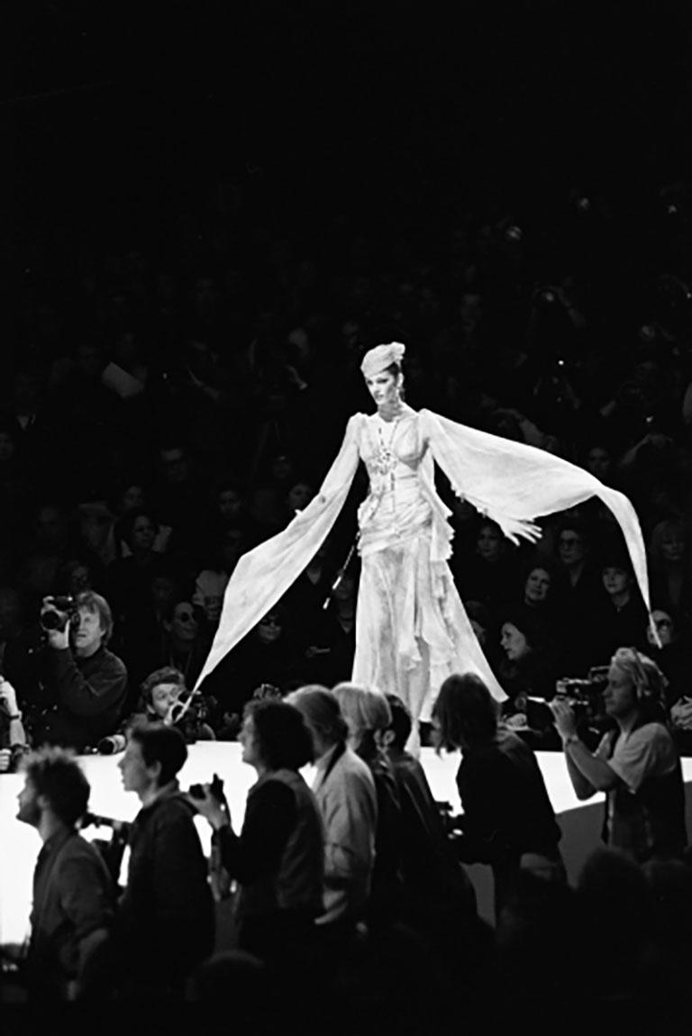 Haute Couture - Emanuel Ungaro (Zeitgenössisch), Photograph, von Bruno Bisang