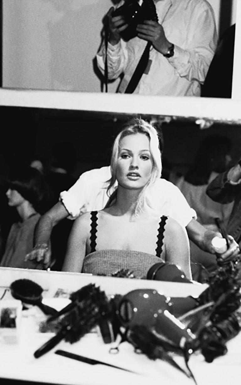 Haute Couture - Karen Mulder hinter der Bühne bei Versace – Photograph von Bruno Bisang