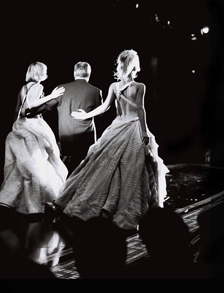 Haute Couture - Linda Evangelista et Claudia Schiffer chez Versace Fashion - Photograph de Bruno Bisang