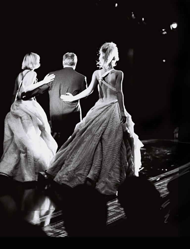 Haute Couture – Linda Evangelista und Claudia Schiffer bei Versace Fashion (Schwarz), Black and White Photograph, von Bruno Bisang