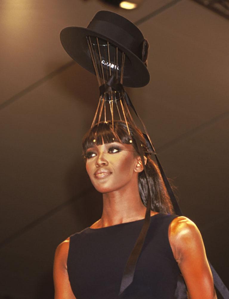 Haute Couture - Naomi Campbell bei Chanel – Photograph von Bruno Bisang