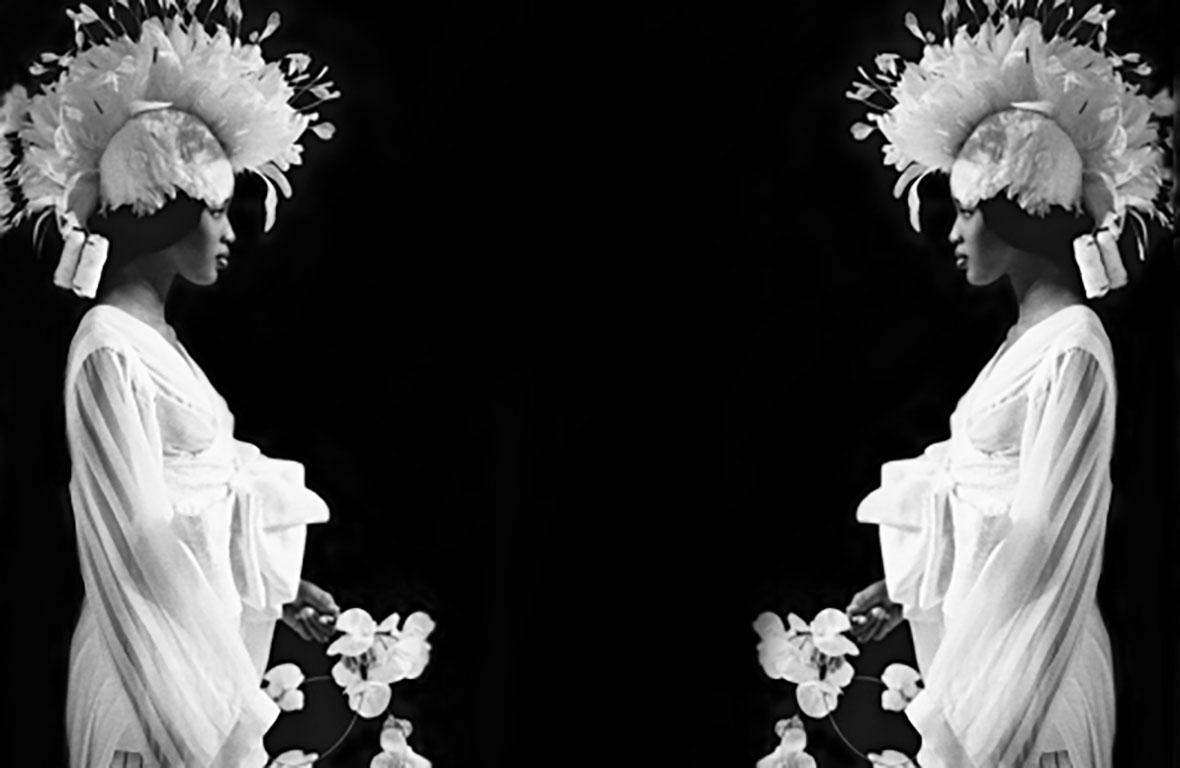 Haute Couture – Naomi Campbell bei Guy Laroche Mode (Schwarz), Black and White Photograph, von Bruno Bisang