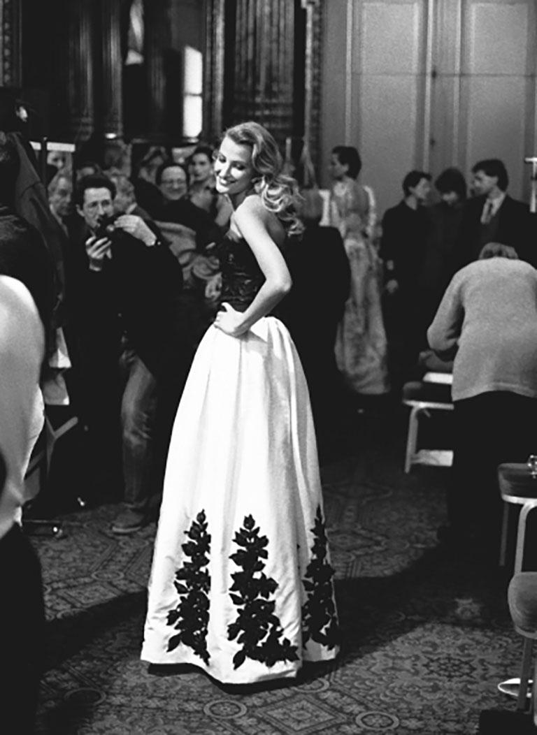 Haute Couture – Tereza Maxova bei Yves Saint Laurent (Schwarz), Black and White Photograph, von Bruno Bisang