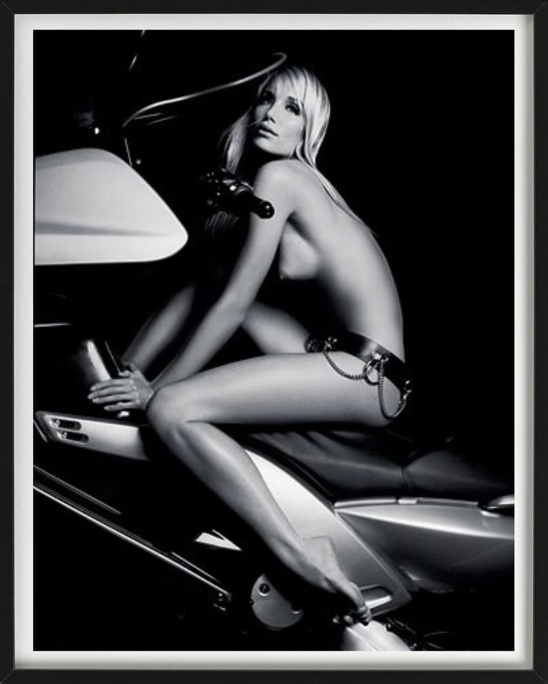 Kristen Pazik II - Nudo in bicicletta, Fotografia d'autore, 2000 - Photograph Contemporaneo di Bruno Bisang