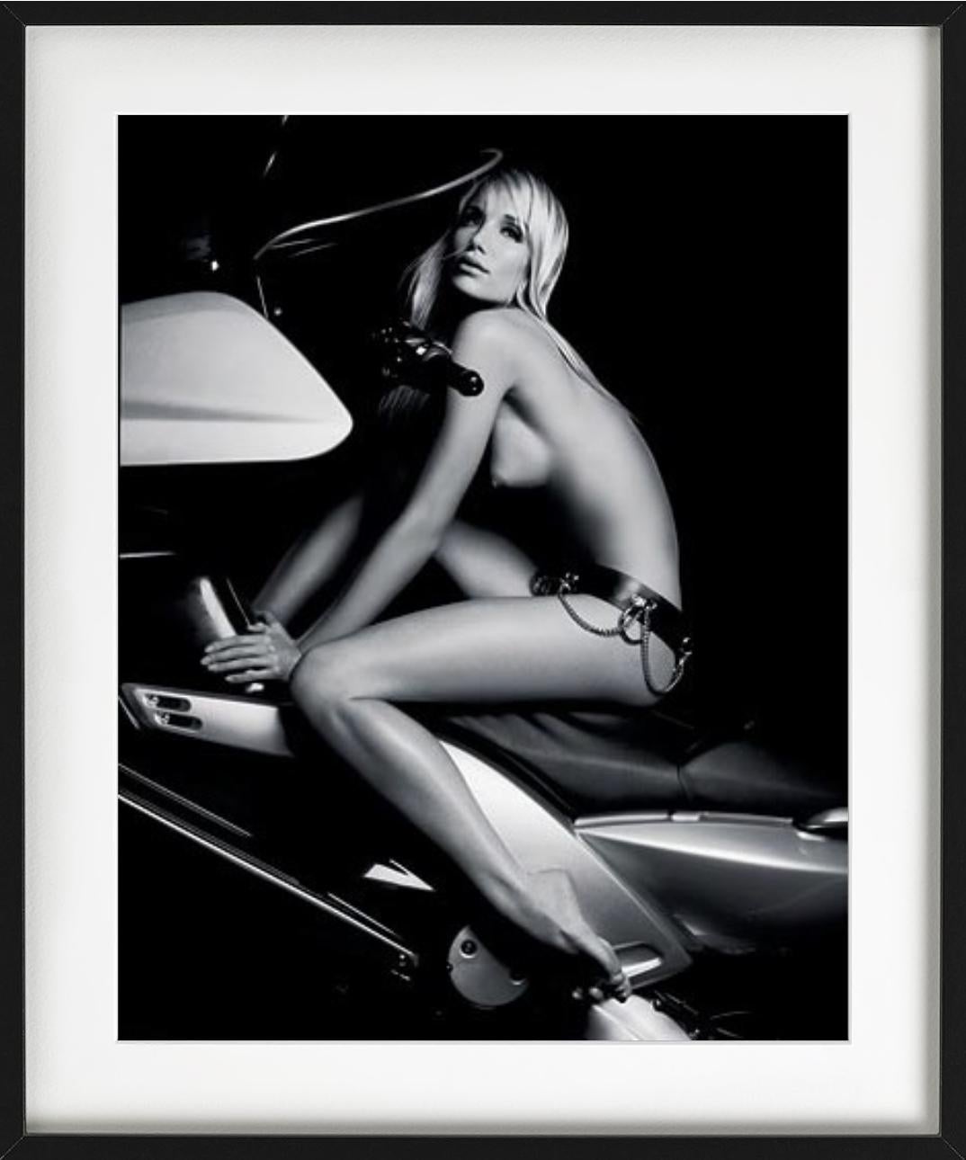 Kristen Pazik II - Nudo in bicicletta, Fotografia d'autore, 2000 - Nude Photograph Nero di Bruno Bisang