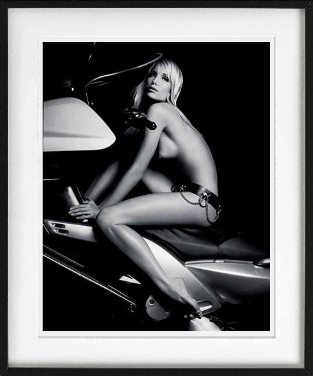 Silhouette nuda in primo piano su una bicicletta, fotografata da Bruno Bisang nel 2000.

Tutte le stampe sono in edizione limitata. Disponibile in più misure. Cornici di alto livello su richiesta.

Tutte le stampe sono realizzate e firmate