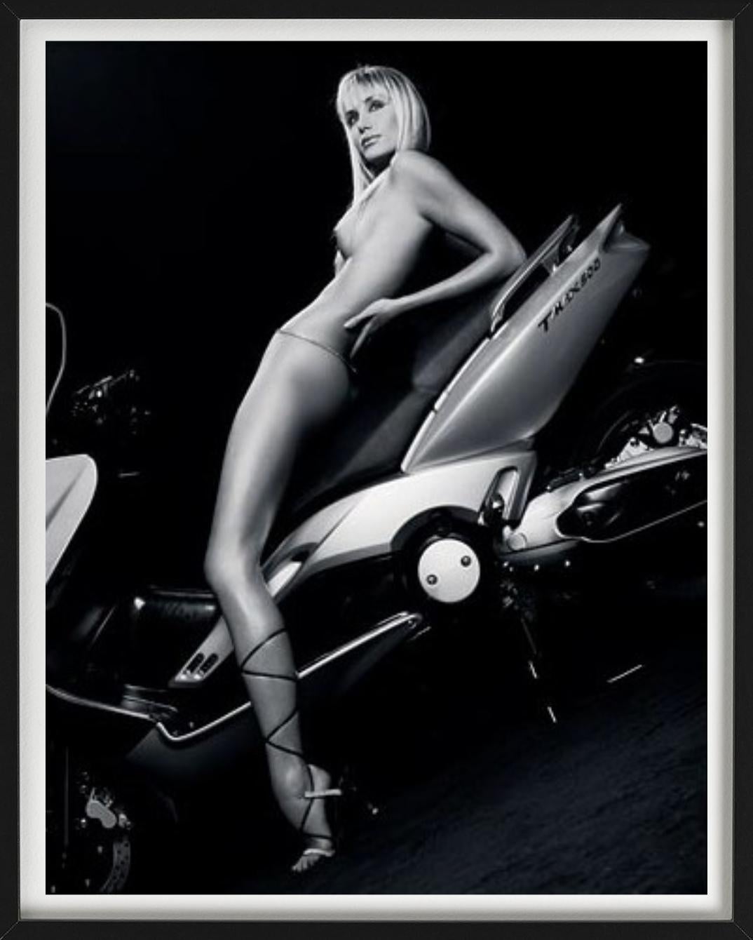 Kristen Pazik - Nudo in bicicletta, Fotografia d'autore, 2000 - Photograph Contemporaneo di Bruno Bisang