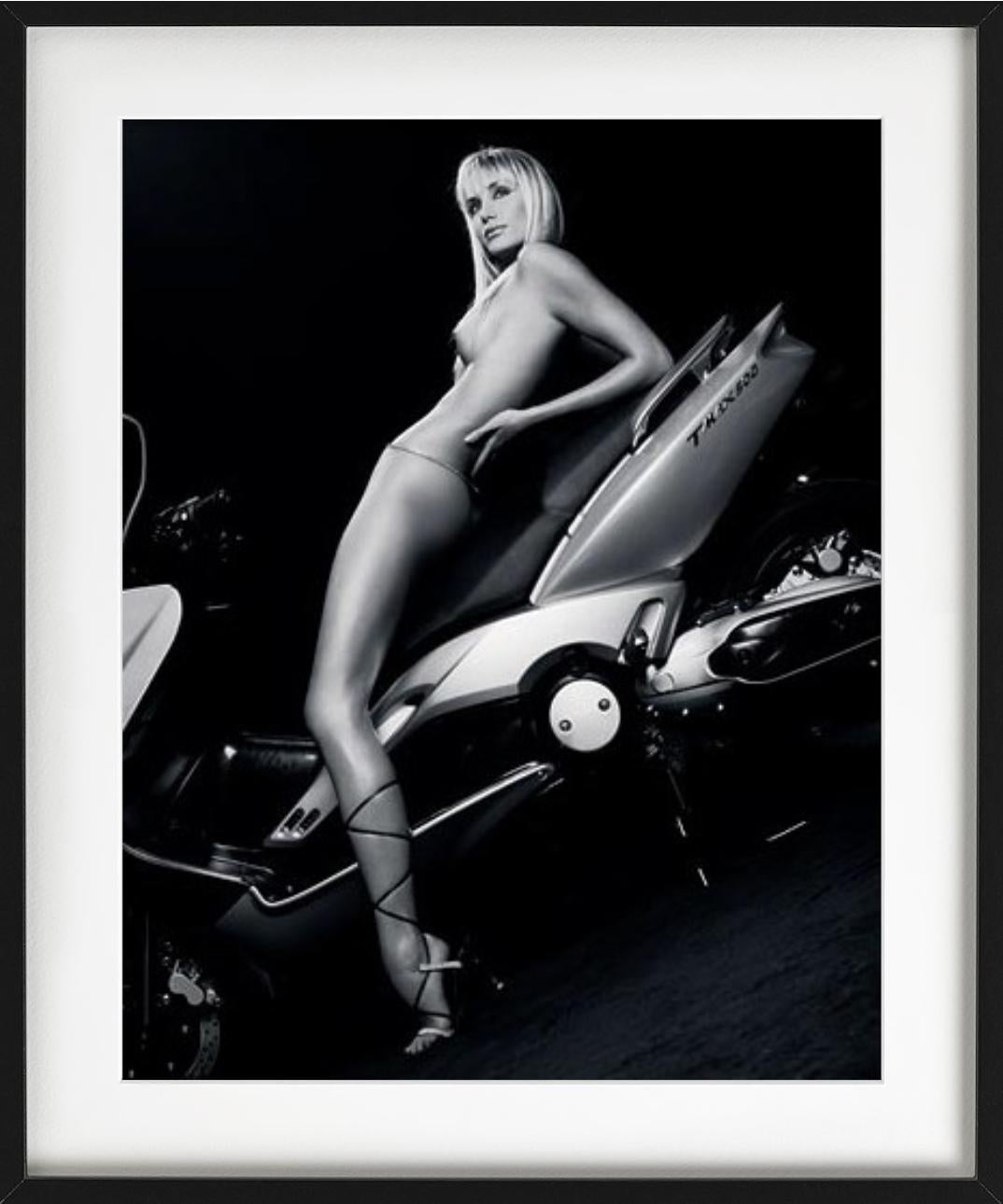 Kristen Pazik - Nudo in bicicletta, Fotografia d'autore, 2000 - Nude Photograph Nero di Bruno Bisang